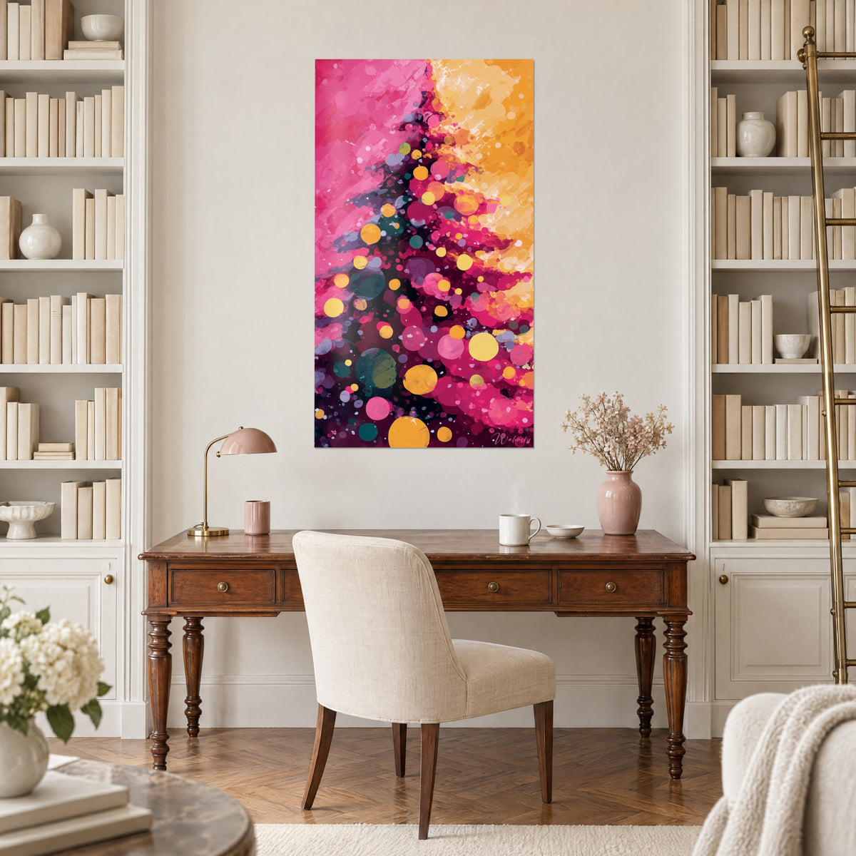 Gemälde Tannensilhouette, bespritzt mit Fuchsia und Gold, Kugeln in Blaugrün, zwischen zwei Bücherregalen neben einem Holzschreibtisch gehängt