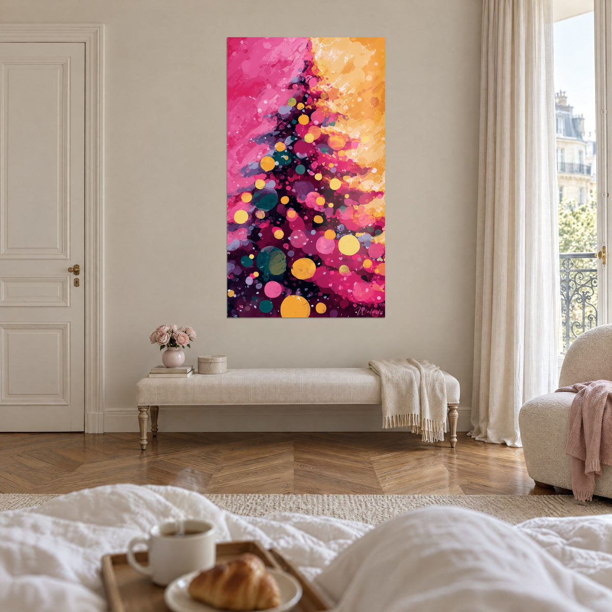 Gemälde stilisierter Weihnachtsbaum in Magenta- und goldenen Ockertönen, tannengrüne Kugeln, über einem Bett in einem hellen Schlafzimmer
