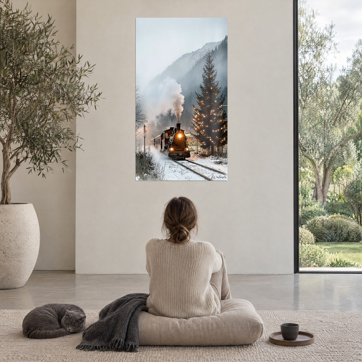 Quadro di treno natalizio nella nebbia, fumo bianco, abete arancione e neve, donna di spalle seduta su un pouf, gatto grigio accanto