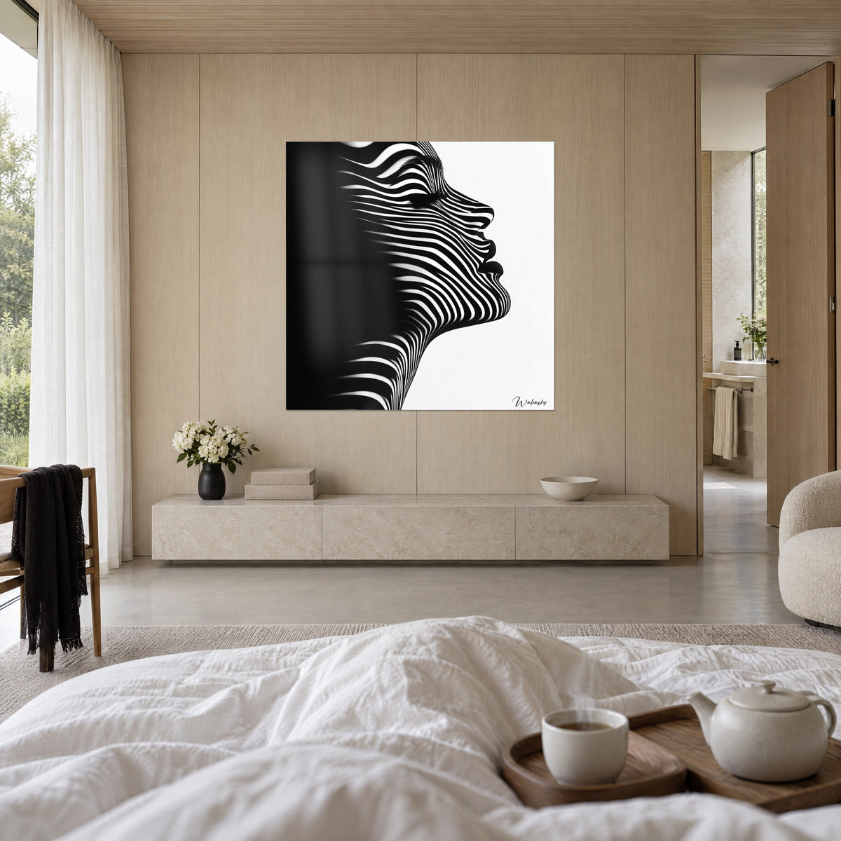 Quadro ritratto op art a strisce, collo teso e palpebra chiusa, nero intenso e bianco puro, sopra un letto in una camera luminosa