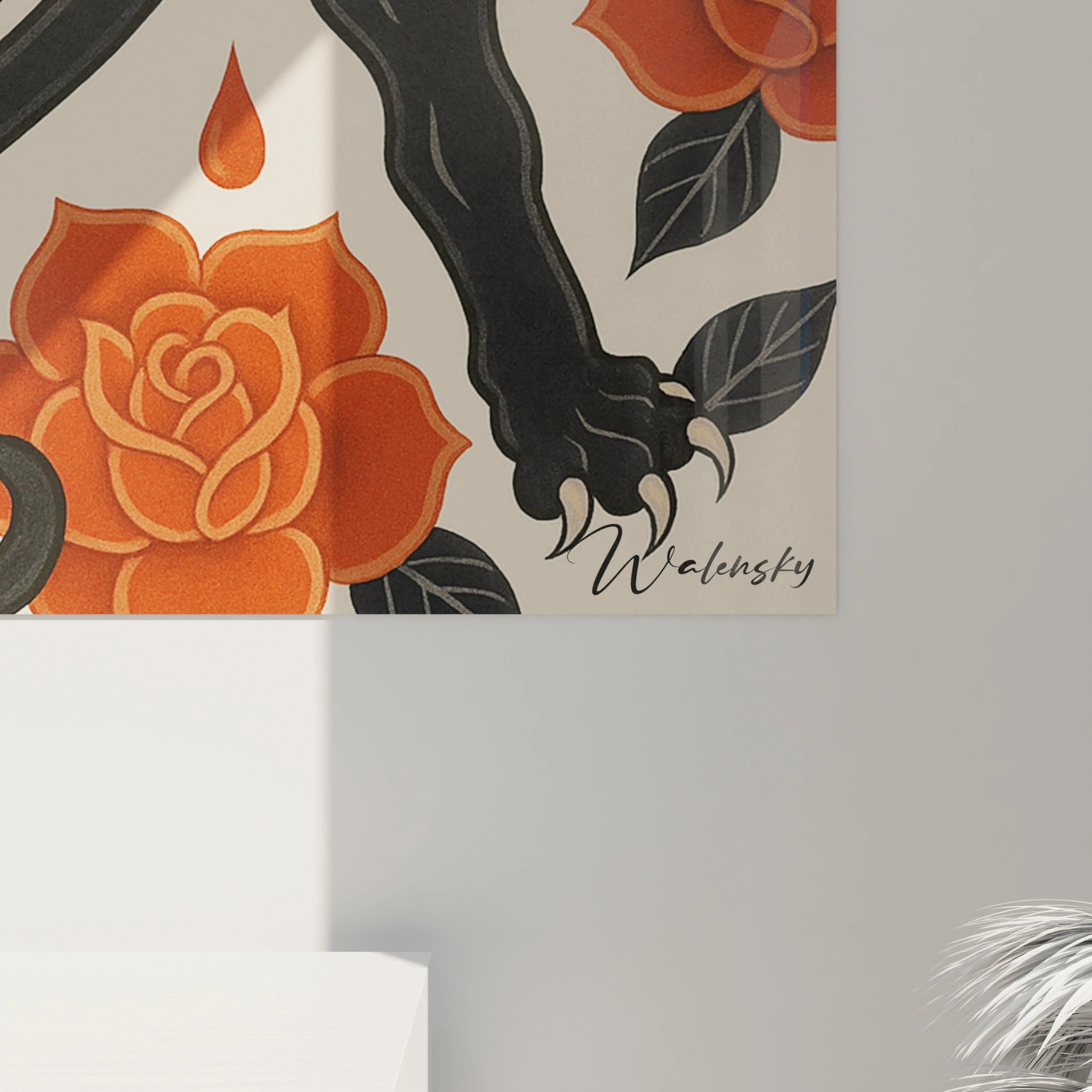 Un tableau panthère noire féroce avec des yeux jaunes perçants et des crocs visibles, encadrée par des roses rouges aux pétales superposés et des feuilles noires. Le style graphique épuré et les contrastes prononcés évoquent l'art asiatique traditionnel sur fond beige.
