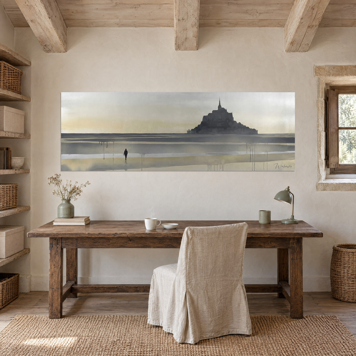 Πίνακας κόλπος του Mont-Saint-Michel στην άμπωτη, ωχρός κίτρινος και γκρι ουρανός, μαύρη σιλουέτα, πάνω από ξύλινο γραφείο