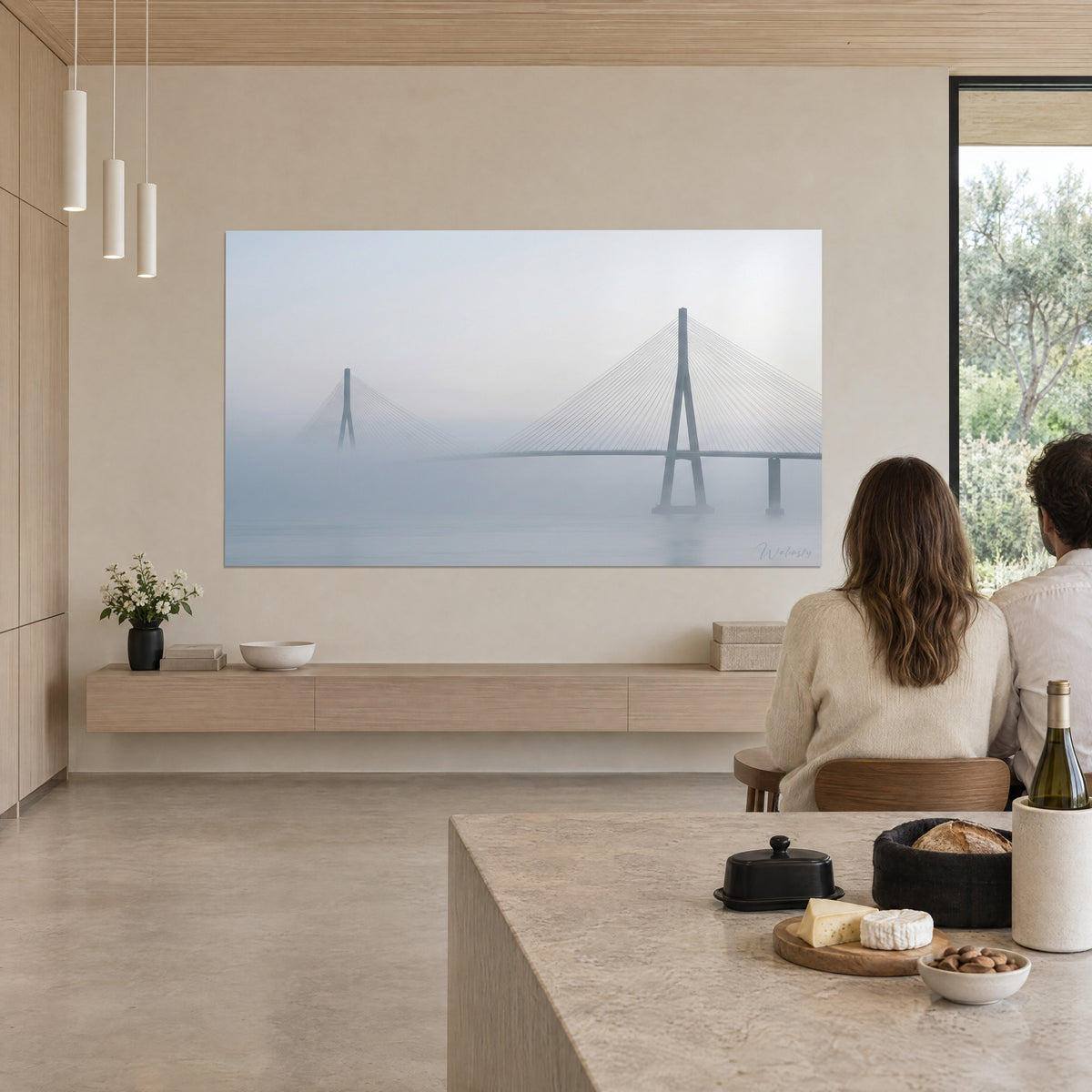 Πίνακας Pont de Normandie στην πρωινή ομίχλη, λεπτά καλώδια γκρι-μπλε και ωχρός ουρανός, θαυμάζεται από πέτρινο νησί κουζίνας