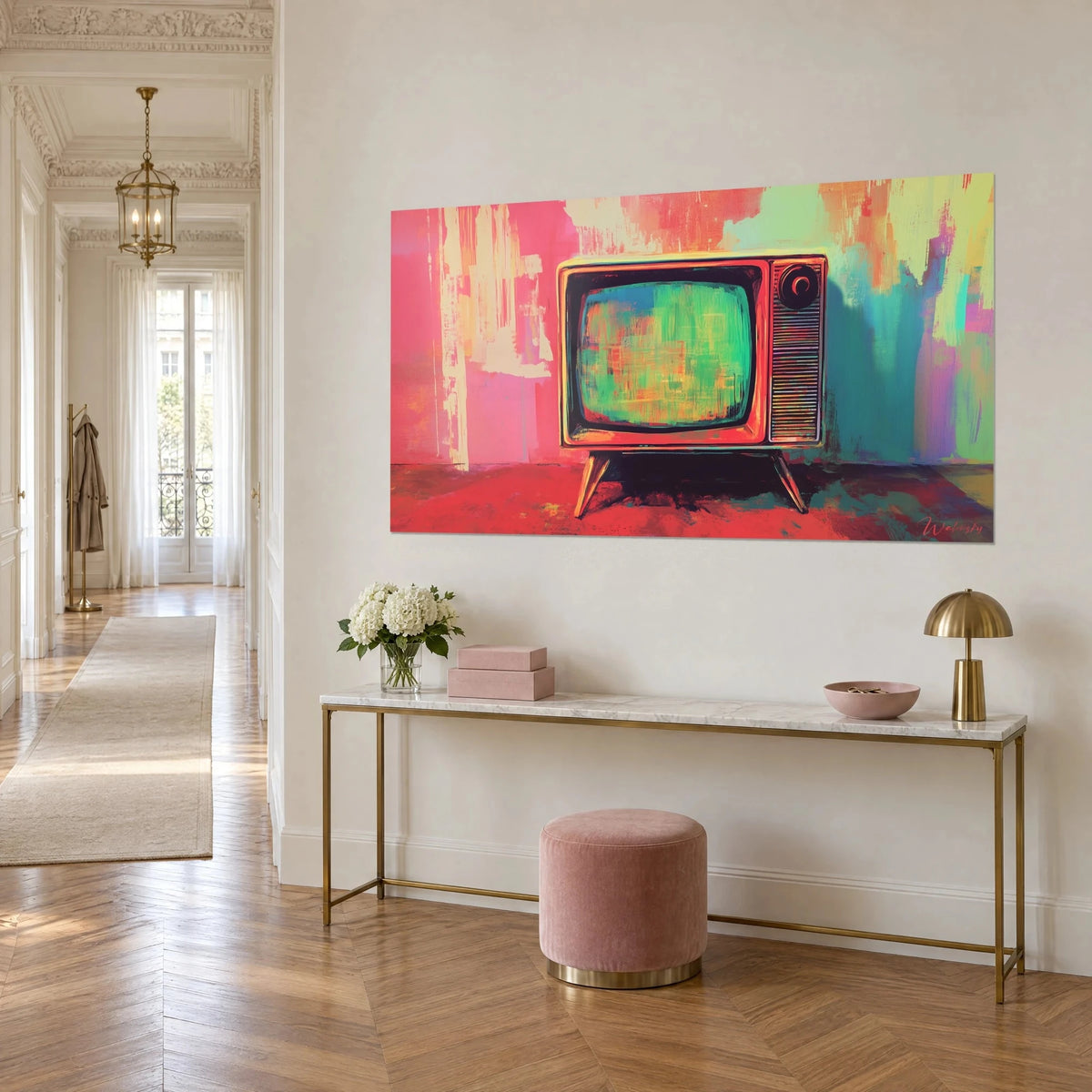 Tableau poste de télévision vintage aux pieds fuselés rouge corail, touches de jaune, de rose et de turquoise, au-dessus d'une console dorée