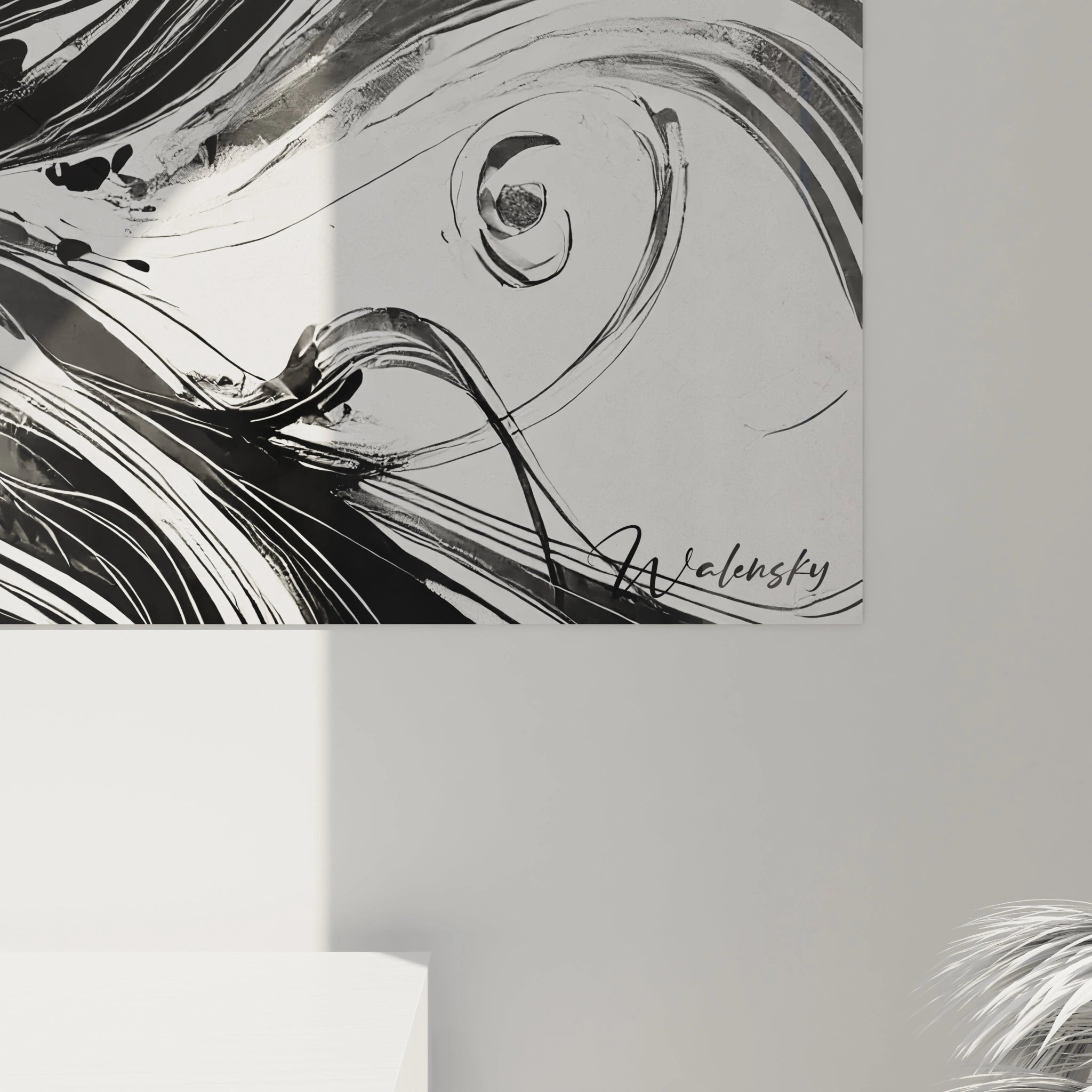 vue rapprochée du tableau noir et blanc texture nette du piano détails de la robe fluide silhouette féminine sur fond abstrait noir et gris harmonie entre mouvement fluidité et intensité dramatique

