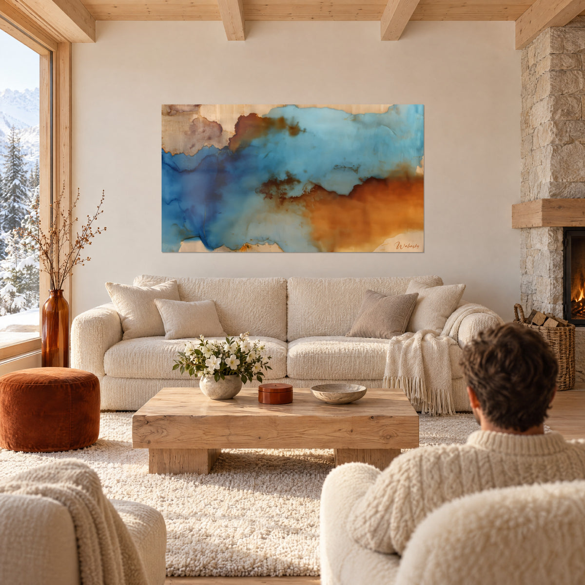 Schilderij van abstracte wolken in hemelsblauw en gebrand oker op witte muur, stel van achteren, boven een bank in een lichte woonkamer