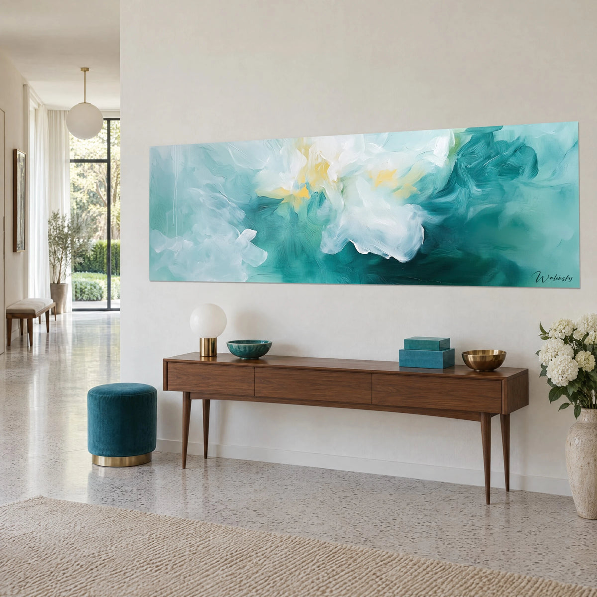 Tableau abstrait aux volutes ivoire et sarcelle, éclats jaune pâle, sur une console en noyer, vue de trois-quarts dans un couloir