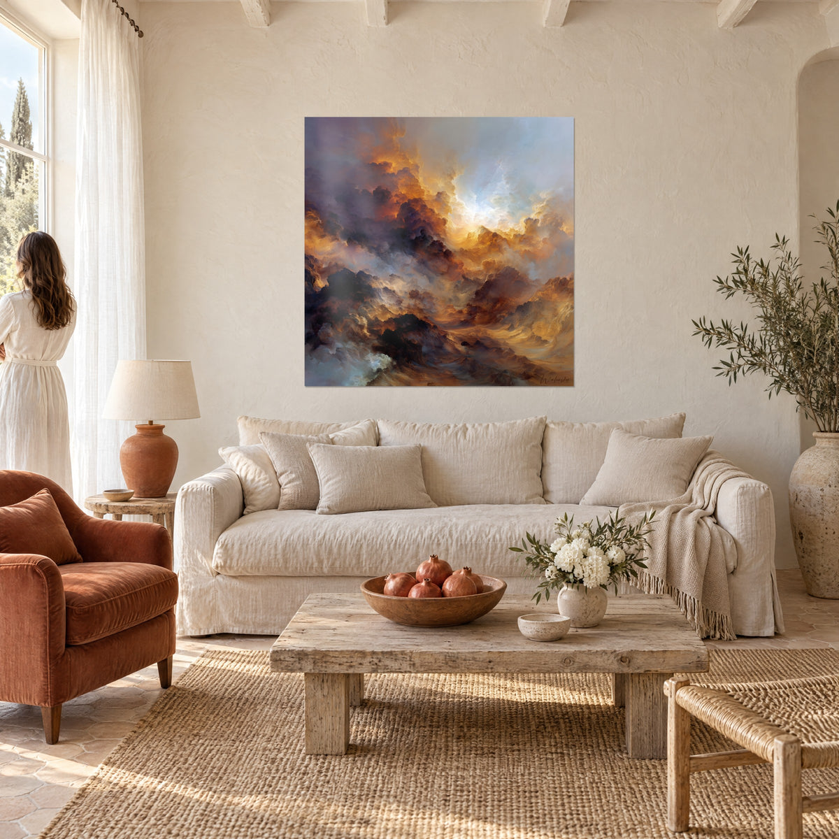 Gemälde glühende kupferfarbene Wolken mit einem hellblauen Durchbruch, Frau im weißen Kleid, über einem Sofa in einem lichtdurchfluteten Wohnzimmer