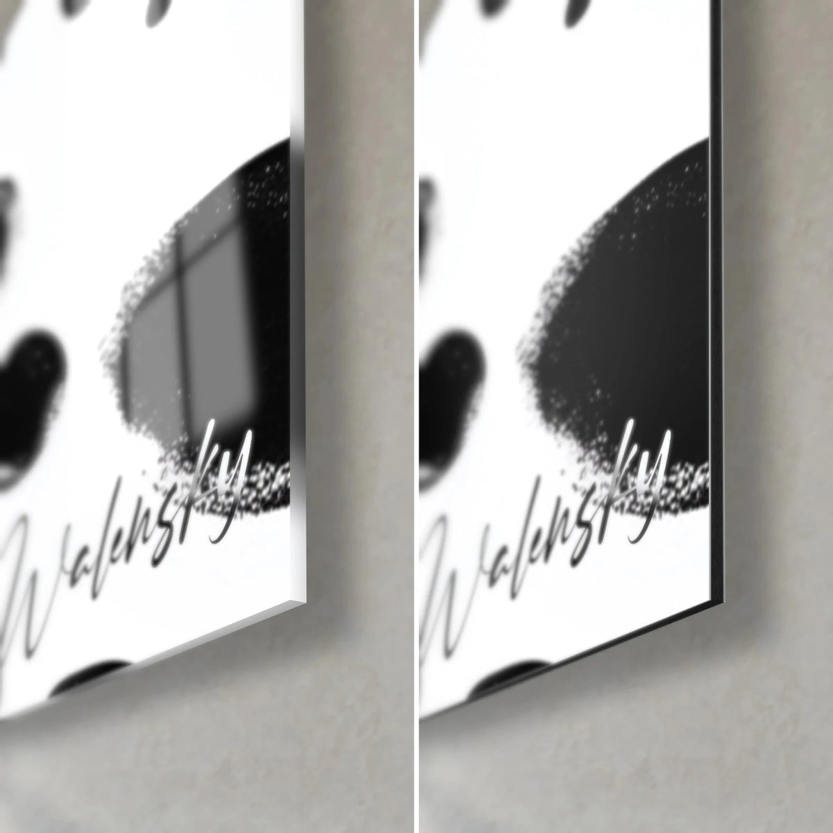 Tableau taches d'encre noire sur blanc, coin bas droit : verre acrylique brillant reflétant à gauche, alu Dibond mat à droite