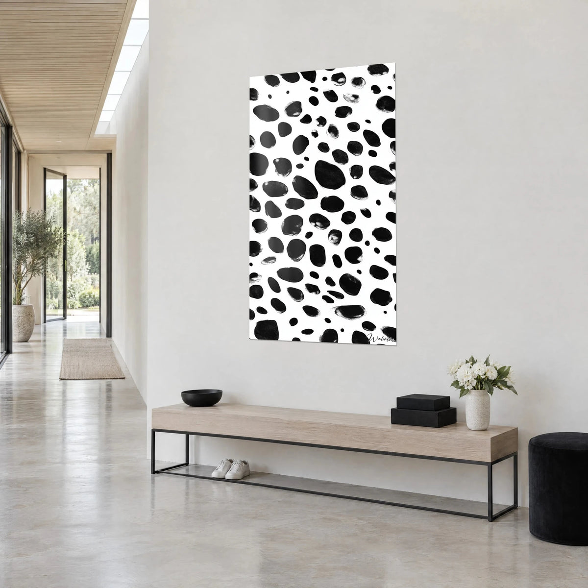 Tableau pelage de dalmatien abstrait, galets d'encre noire sur blanc pur, accroché haut dans un couloir clair de trois-quarts
