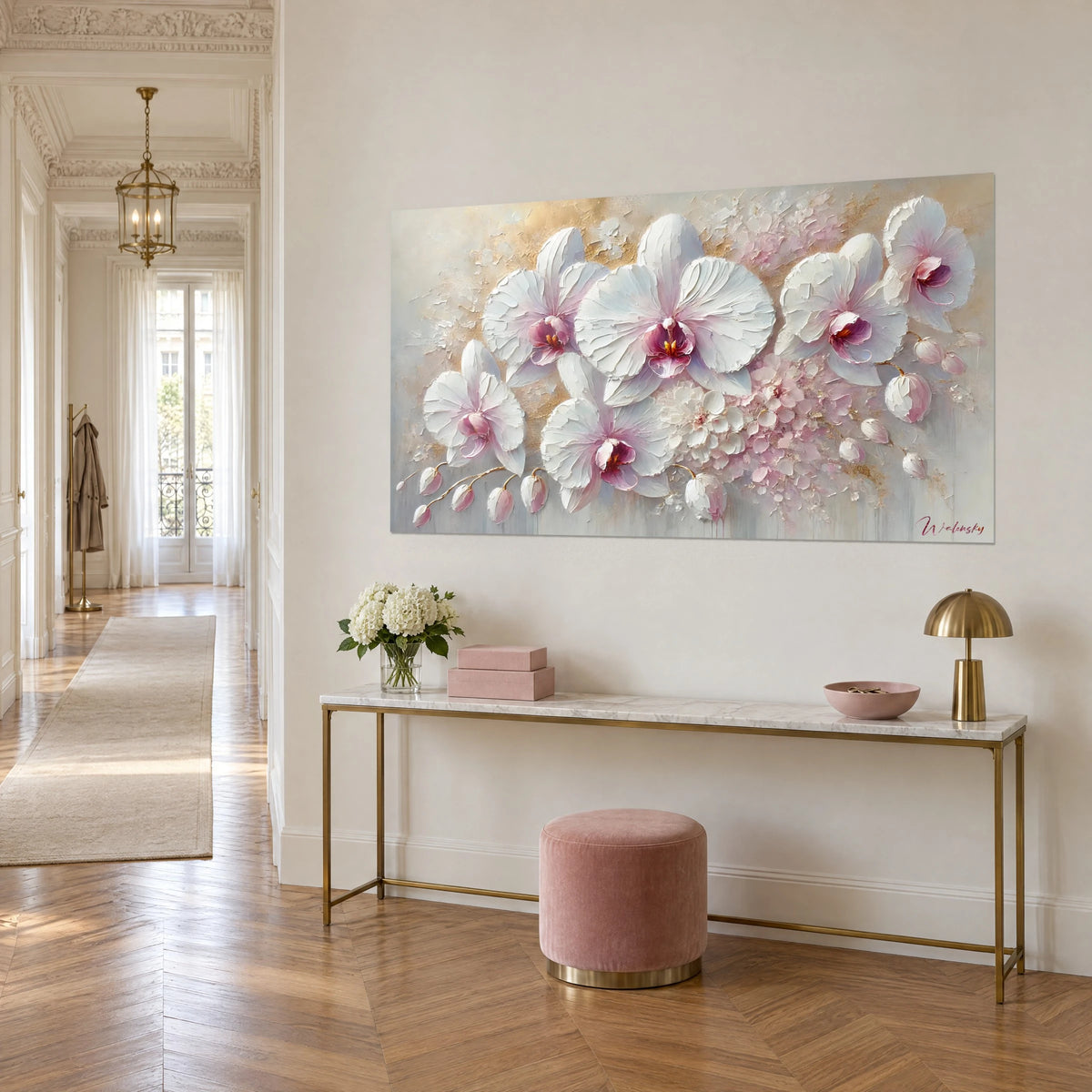 Gemälde mit Phalaenopsis-Blüten in perlmuttartigem Relief, zartrosa und goldene Akzente, auf einer vergoldeten Konsole in einem Pariser Haussmann-Flur