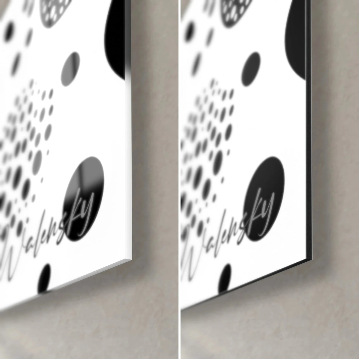 Tableau nuée de pastilles noires et gris pâle, coin bas droit : verre acrylique brillant à gauche, Dibond mat à droite