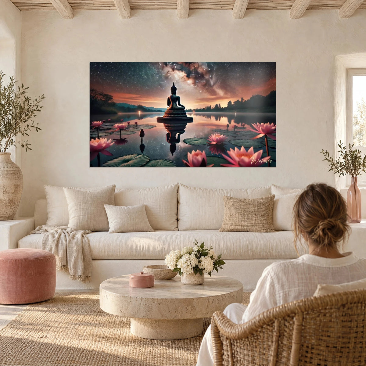 Gemälde Bronzebuddha am Sternensee, rosa Lotusblüten und orangefarbener Himmel, über einem Sofa in einem hellen Wohnzimmer