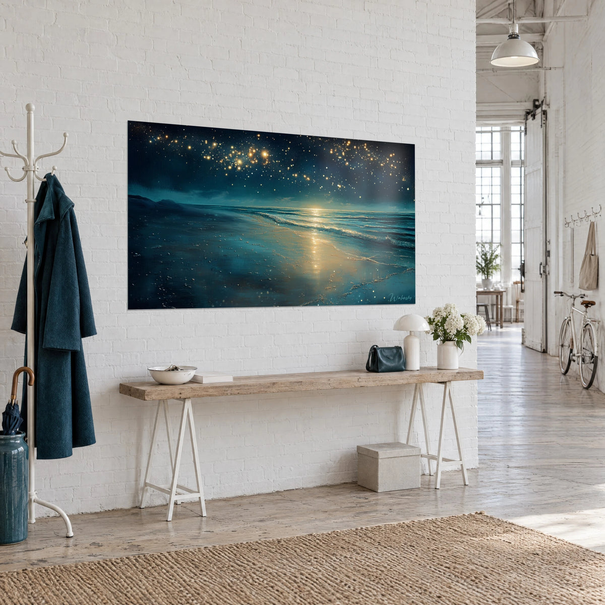 Gemälde phosphoreszierendes Meer und türkisfarbene Wellen, feuchter bernsteinfarbener Sand, aus Dreiviertelansicht in einem Künstlerloft