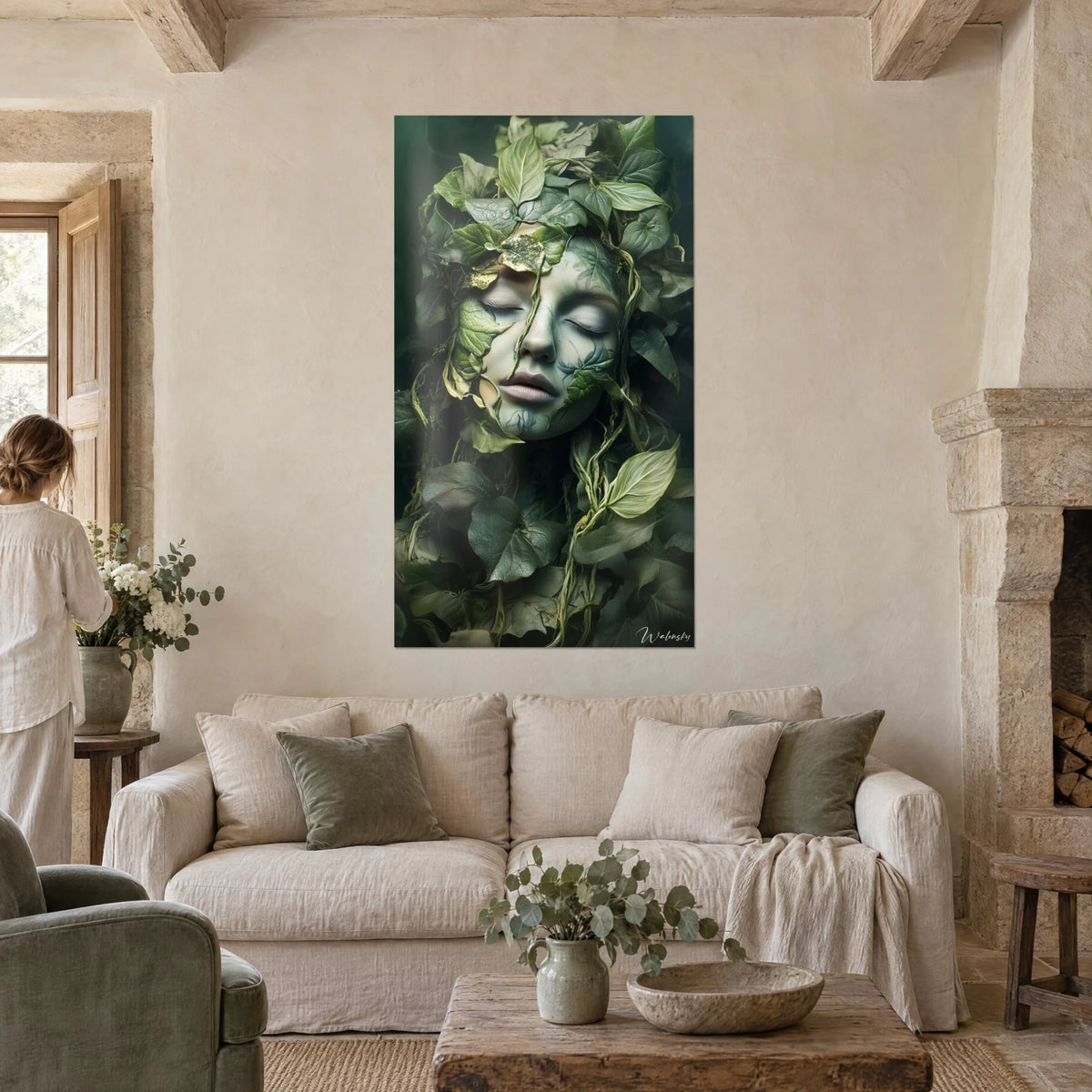 Cuadro ninfa de párpados cerrados, rostro verdigrís cubierto de hojas de salvia, una mujer de espaldas, sobre un sofá en un salón luminoso