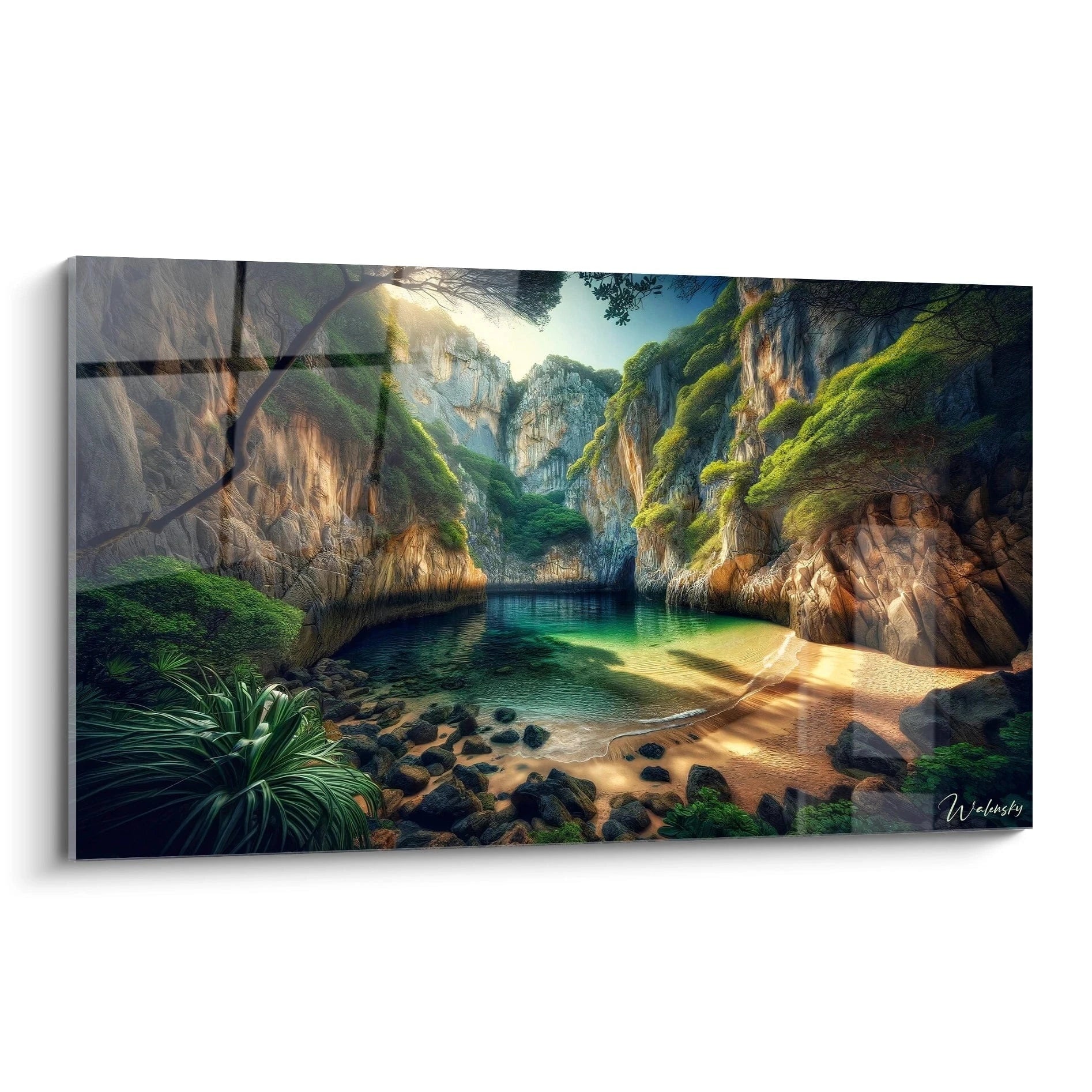 Tableau paysage représentant une crique encaissée bordée de falaises rocheuses, eau vert émeraude, sable doré et végétation dense sur les parois.

