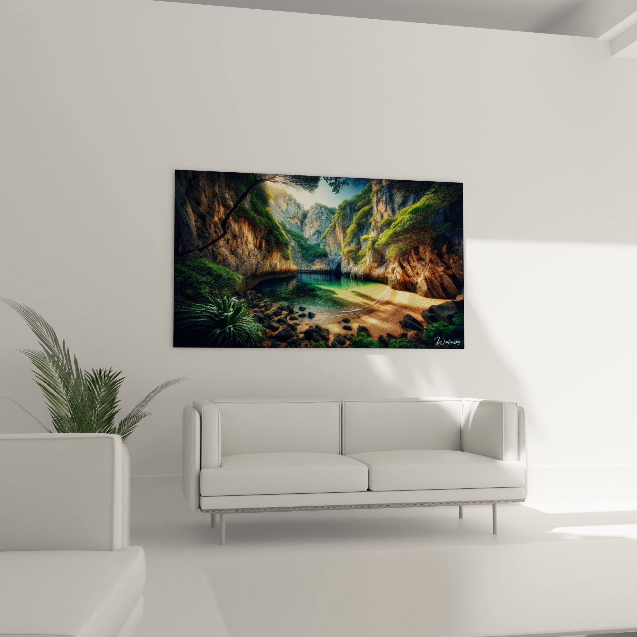 Tableau paysage figurant une anse rocheuse avec rivage sablonneux, parois verticales orangées, feuillage vert foncé, et reflets lumineux à la surface de l’eau.


