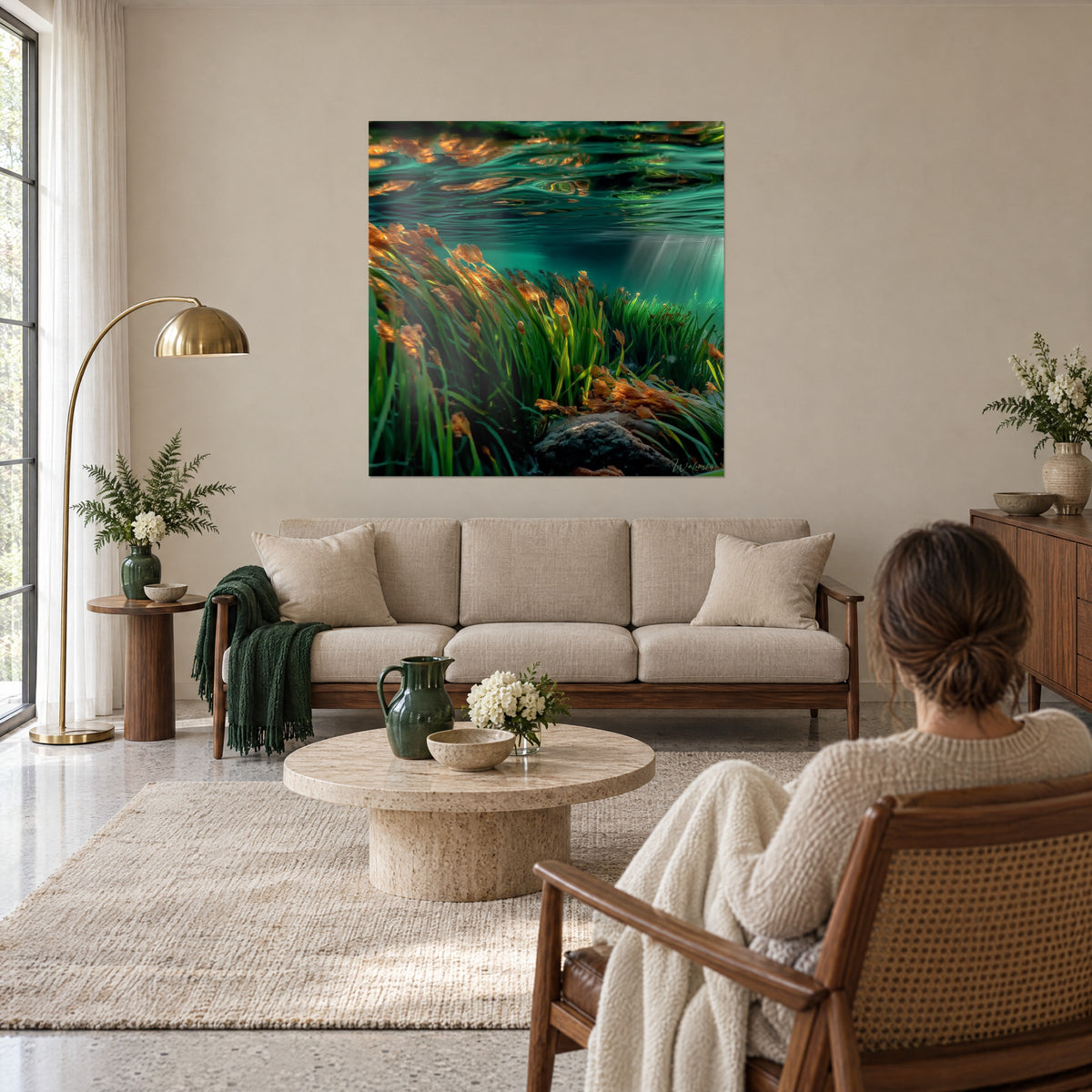 Schilderij onderwater zeegrasweide met oranje aren in smaragdgroen water, lichtstralen, boven een bank in een lichte woonkamer