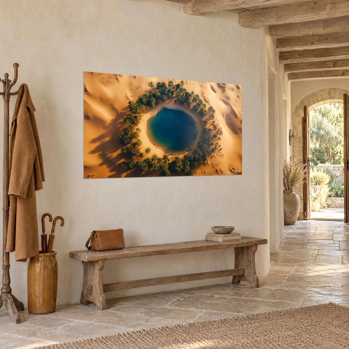 Quadro laguna blu profondo incorniciata da palme scure e sabbia ocra, vista a tre quarti in un ingresso in pietra