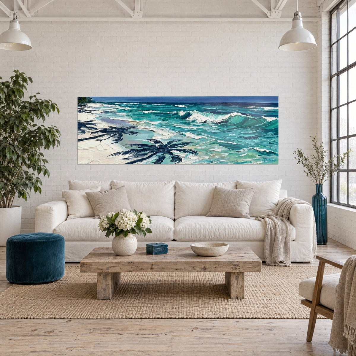 Tableau rivage tropical aux vagues turquoise et blanches, ombres bleu nuit de palmiers sur sable clair, au-dessus d'un canapé dans un salon lumineux