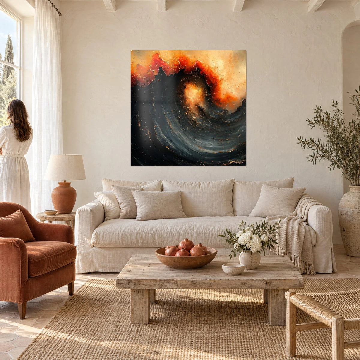 Quadro onda nera che schiuma di arancio e oro, cresta ardente, una donna di spalle, sopra un divano in un soggiorno luminoso
