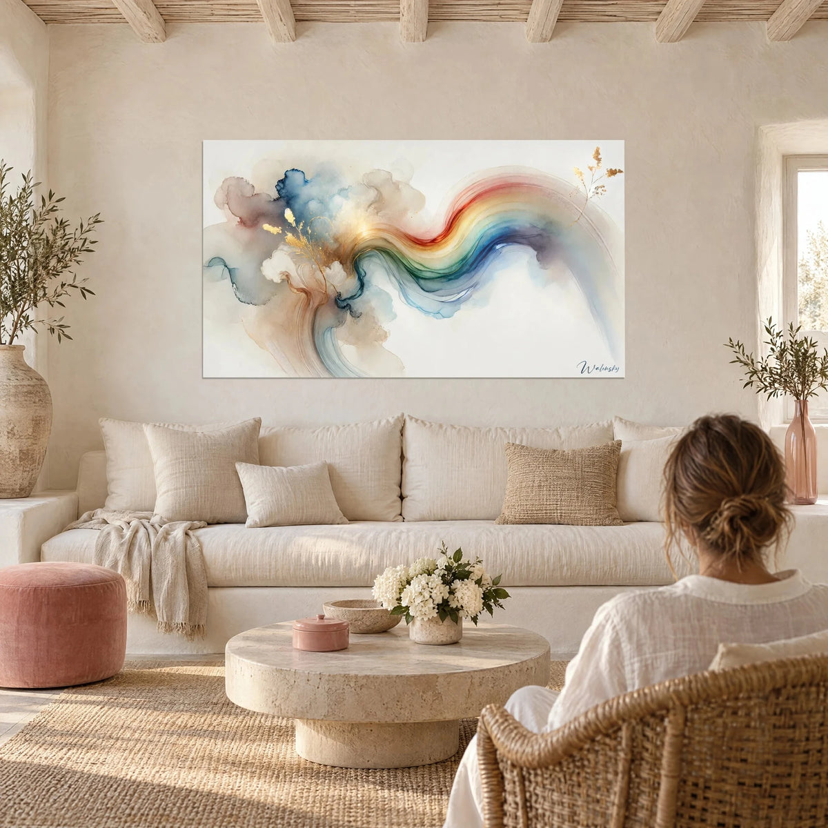 Quadro arcobaleno ad acquerello in rosso, giallo e blu su nuvole beige, linea dorata, sopra un divano in un soggiorno luminoso