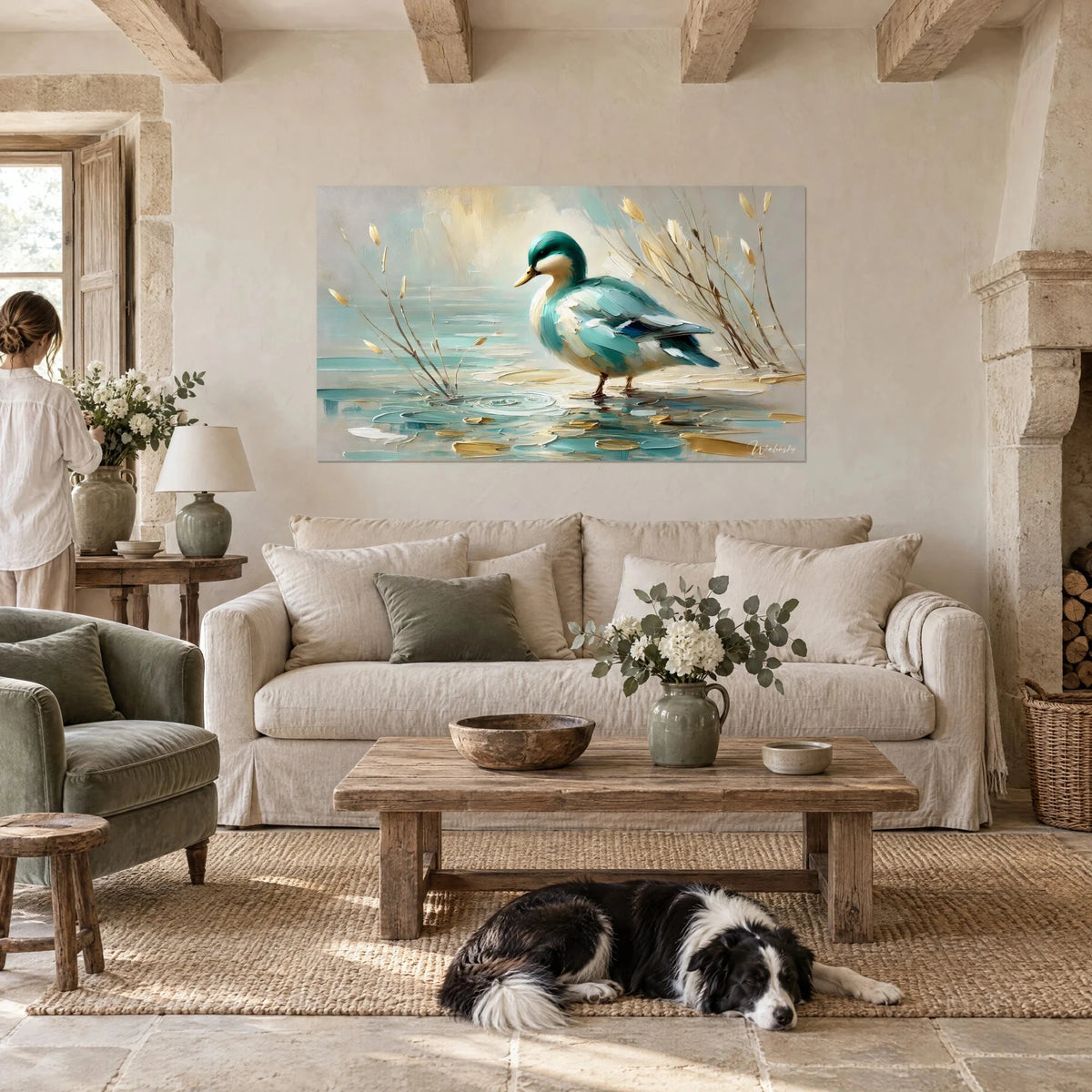 Gemälde Stockente in Türkis und Cremeweiß, pastos gemalt, über einem Sofa in einem hellen Wohnzimmer
