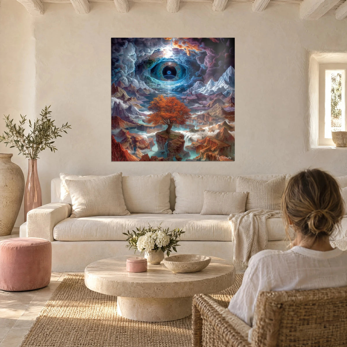 Gemälde Riesiges geöffnetes blaues Auge in den Wolken, oranger Baum auf seinem Felsen, eine Frau von hinten, über einem Sofa in einem hellen Wohnzimmer