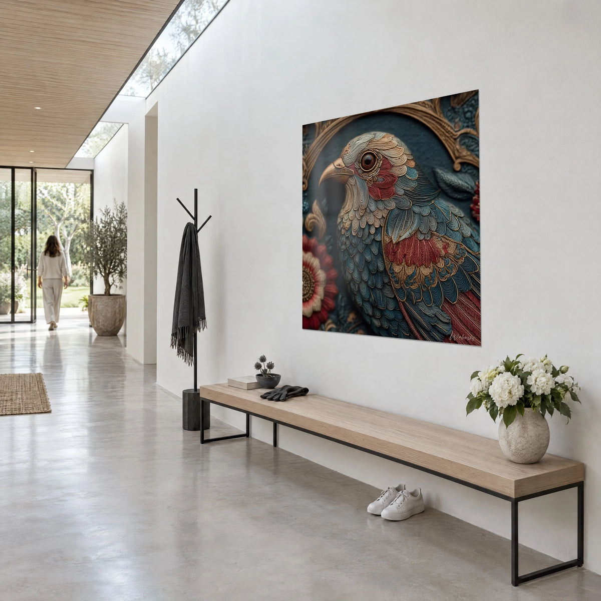 Obraz portret ptaka ozdobionego rzeźbionymi niebieskimi i purpurowymi piórami, czerwony kwiat po lewej, widziany z ukosa w korytarzu domu architekta