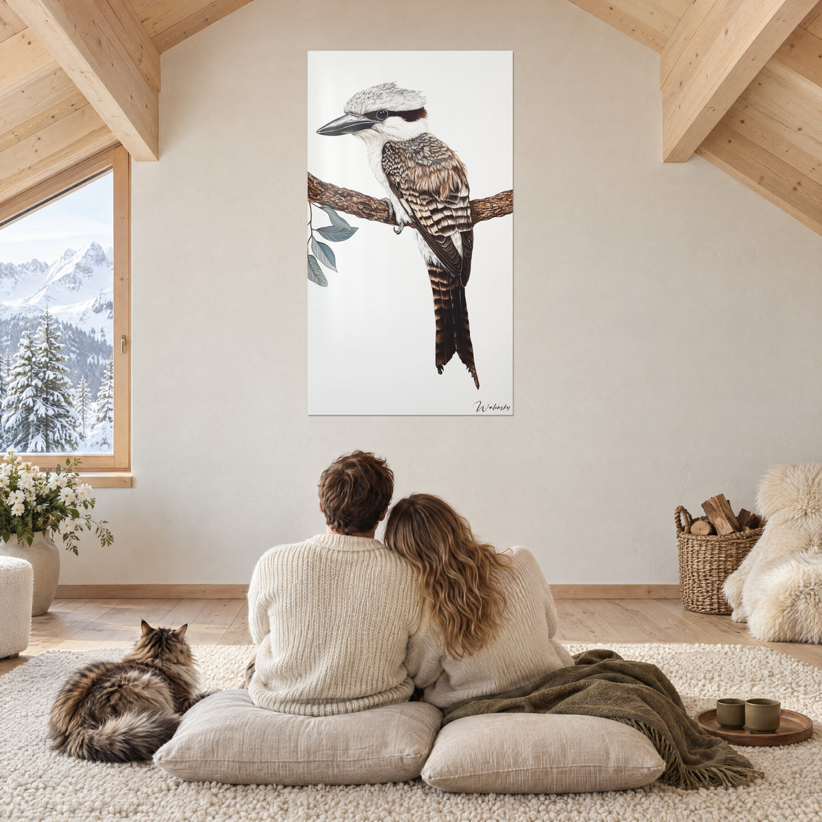 Obraz kookaburry siedzącej na gałęzi, z białym czubem i grzbietem w brązowe pręgi, naprzeciw pary tyłem i kota Maine Coon na dywanie