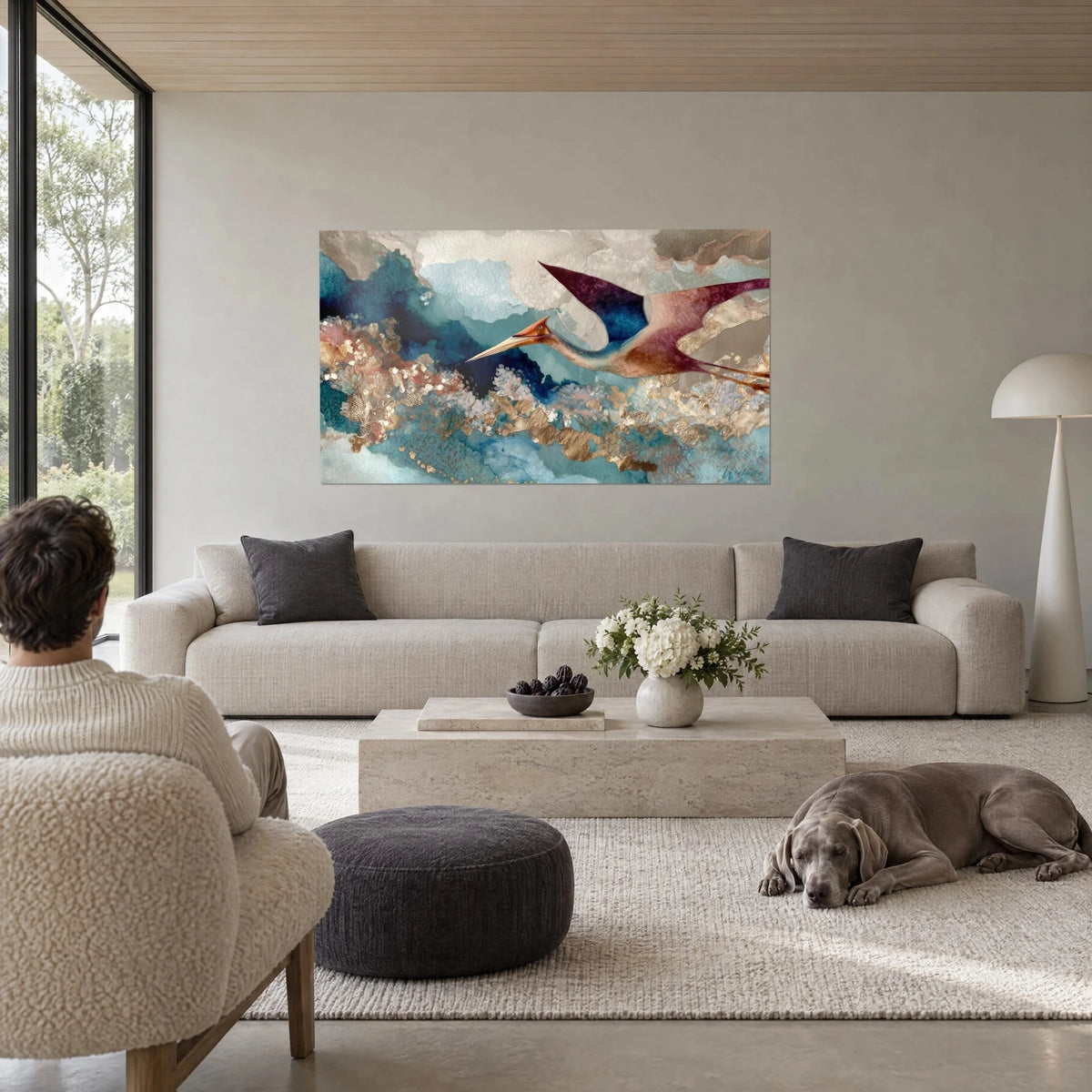Tableau oiseau marin aux ailes bordeaux et bleu nuit planant sur des vagues turquoise dorées, au-dessus d'un canapé dans un salon lumineux