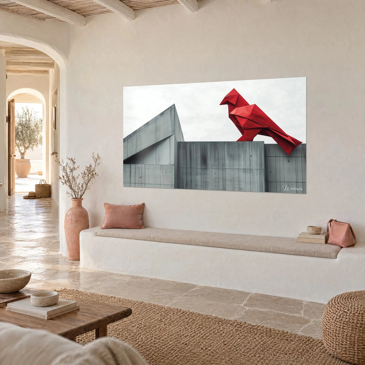 Tableau oiseau de papier plié écarlate dominant des blocs de béton gris anguleux, vue de trois-quarts dans un salon clair