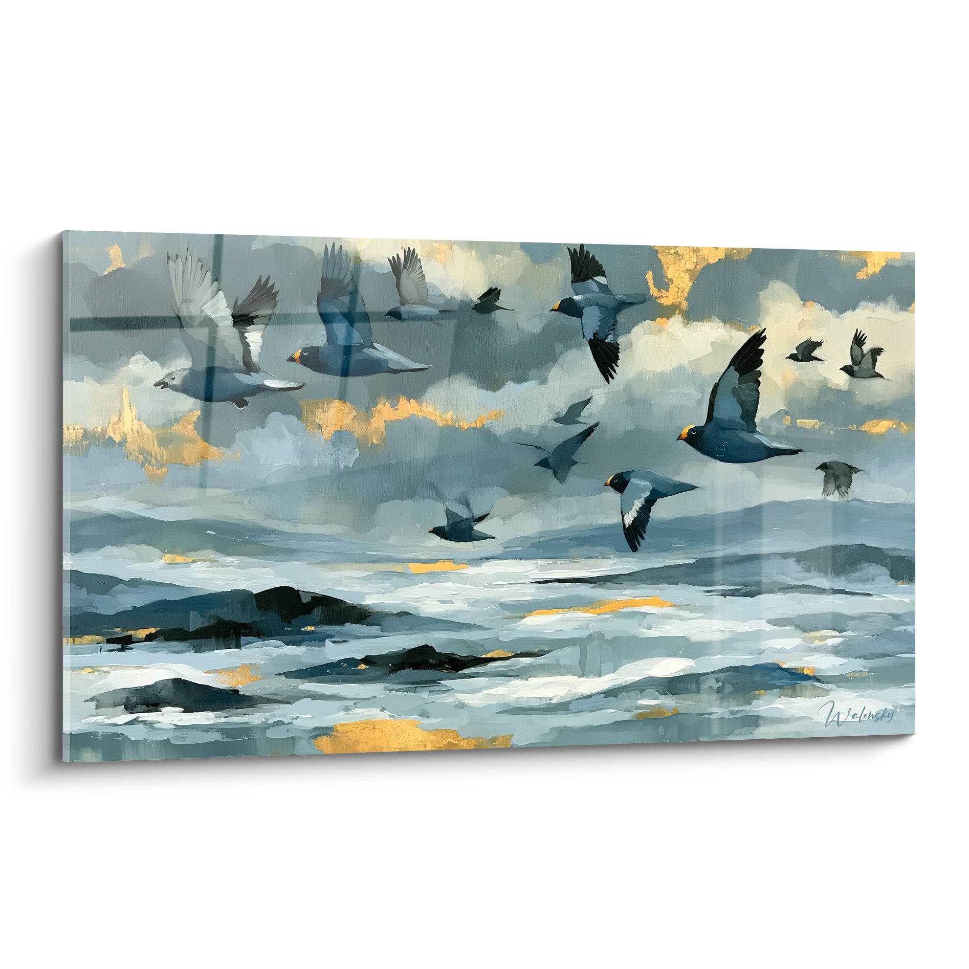 Volée d'oiseaux bleu ardoise et doré traversant un ciel nuageux au-dessus de vagues sombres