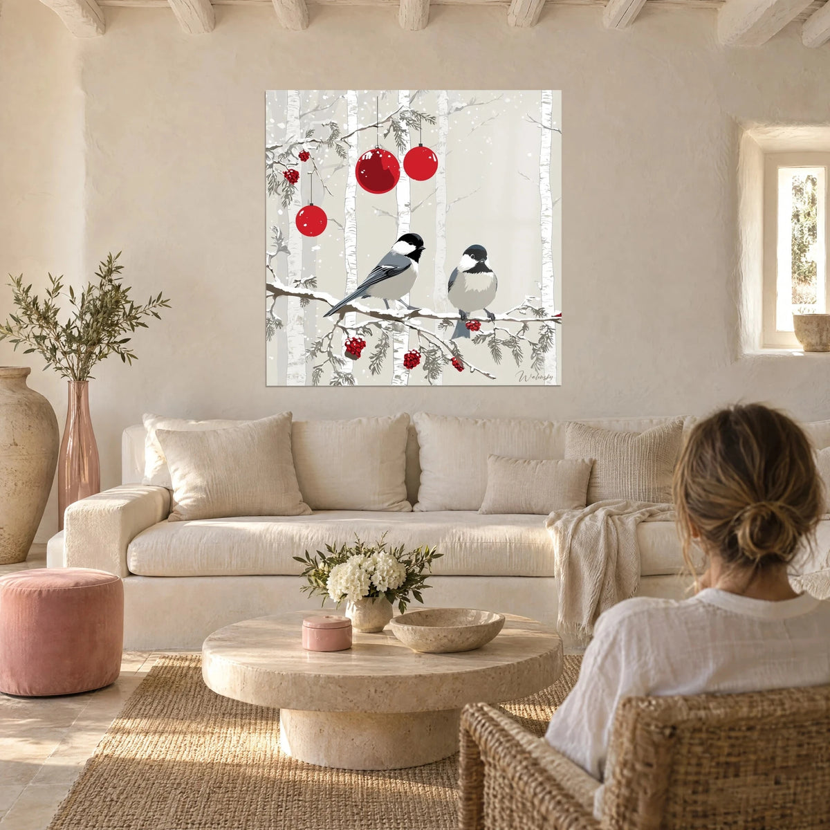 Gemälde zwei Schwarzmeisen mit schwarzer Kappe auf verschneitem Zweig, rote Christbaumkugeln hängend, perlgrauer Hintergrund, über einem Sofa in einem hellen Wohnzimmer