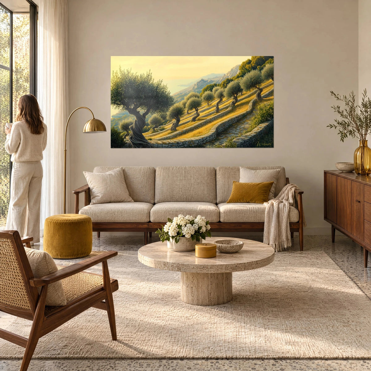 Schilderij gouden olijfgaard op terrassen, verdraaide groene stammen en oker gras onder een lichtgele lucht, boven een bank in een lichte woonkamer