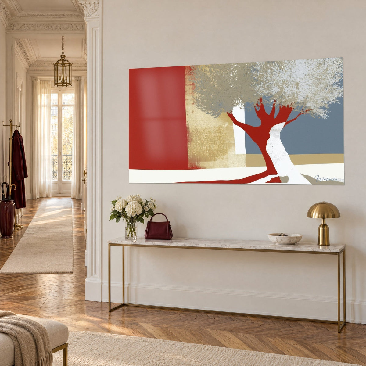Cuadro árbol de ramas escarlata bajo un follaje beige y blanco, fondo azul y ocre, sobre una pared crema estilo haussmanniano