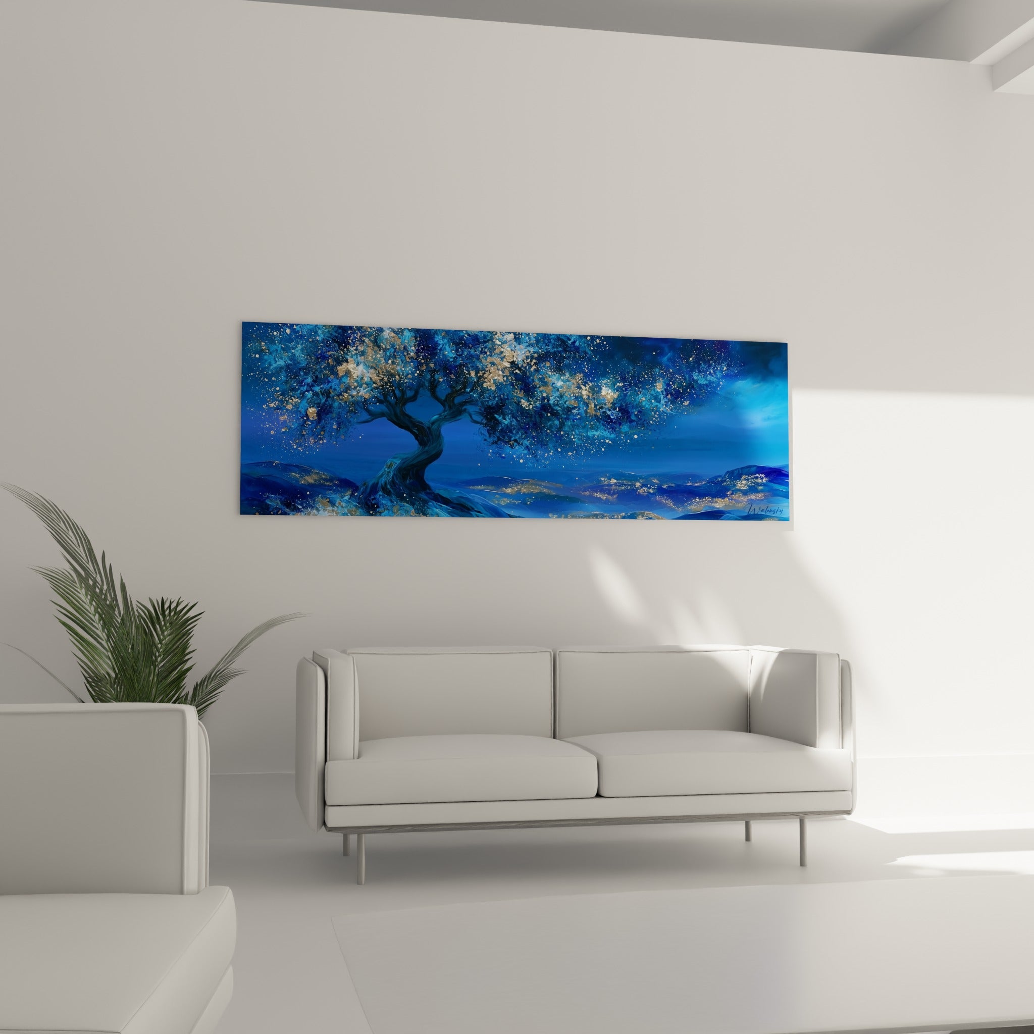 Arbre bleu nuit aux reflets d'or et de turquoise, suspendu au-dessus d'un canapé dans un salon lumineux