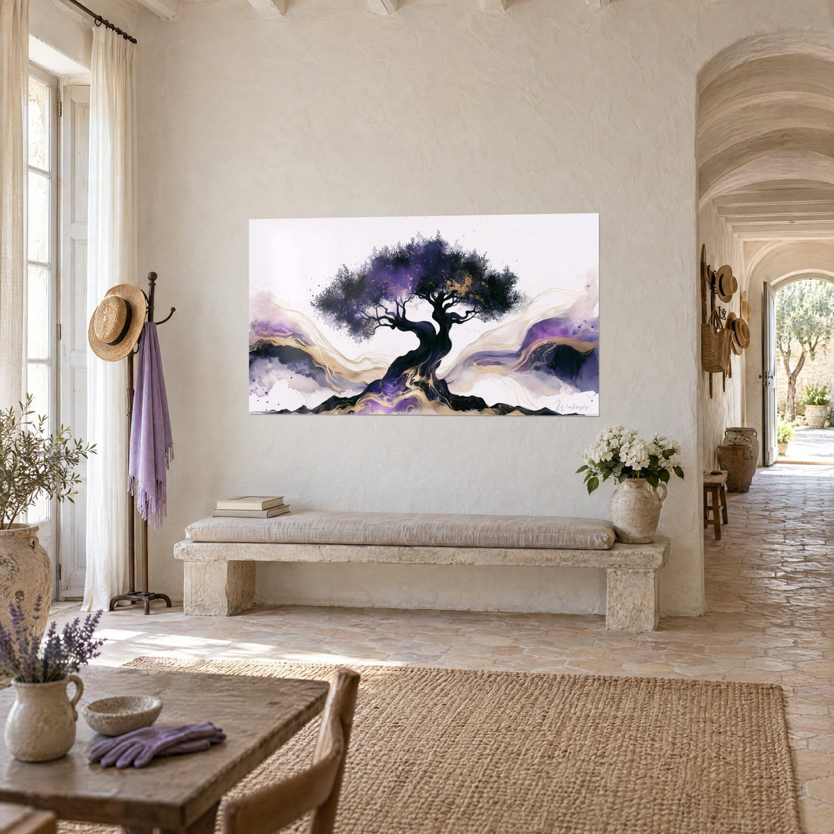 Gemälde schwarzer hundertjähriger Baum mit verdrehtem Stamm, mauve Tintenwogen und goldenen Fäden, an einer cremefarbenen Wand eines Bogenflurs