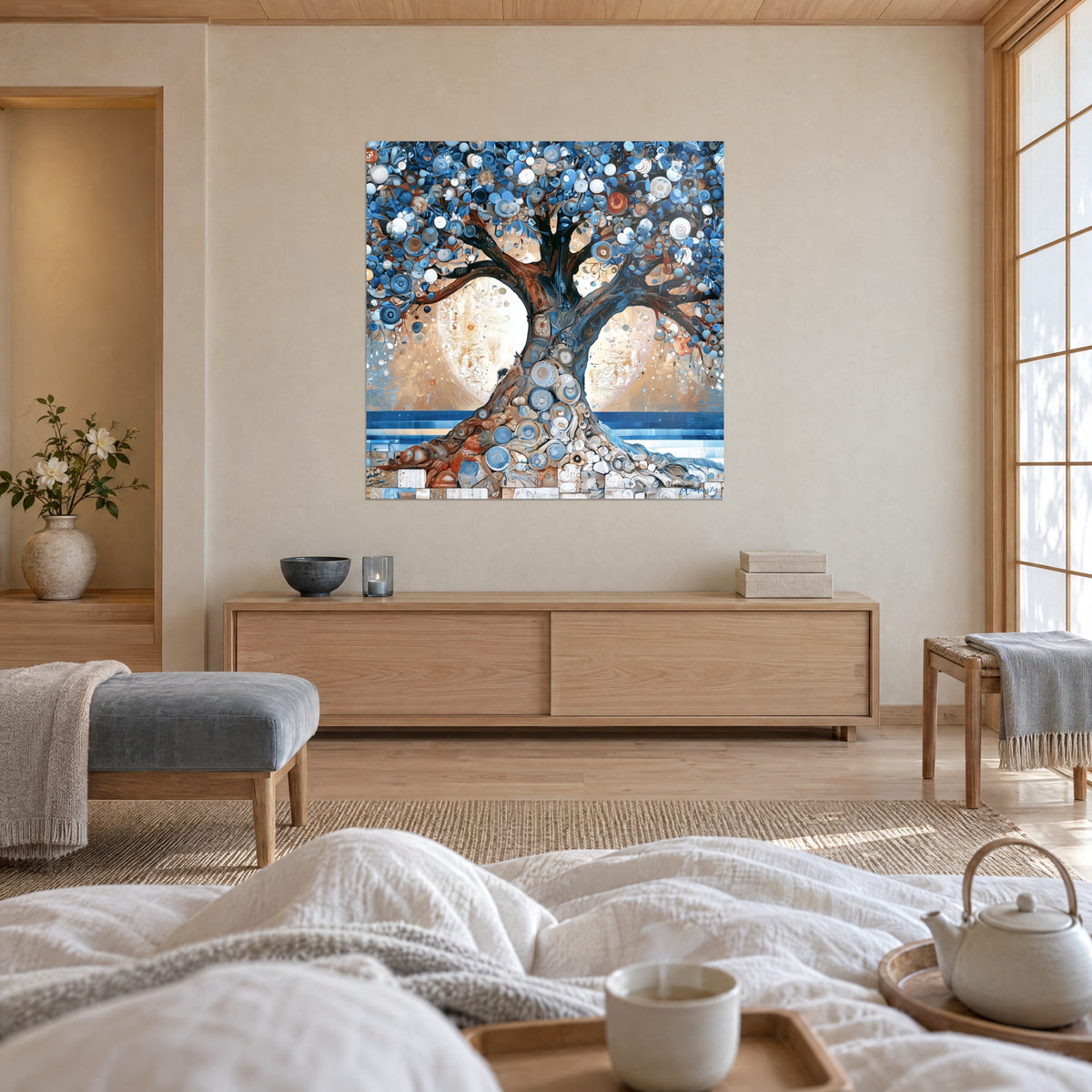 Tableau arbre de vie aux cercles bleu nuit et blancs, lune dorée, deux personnes de dos, au-dessus d'un lit dans une chambre claire