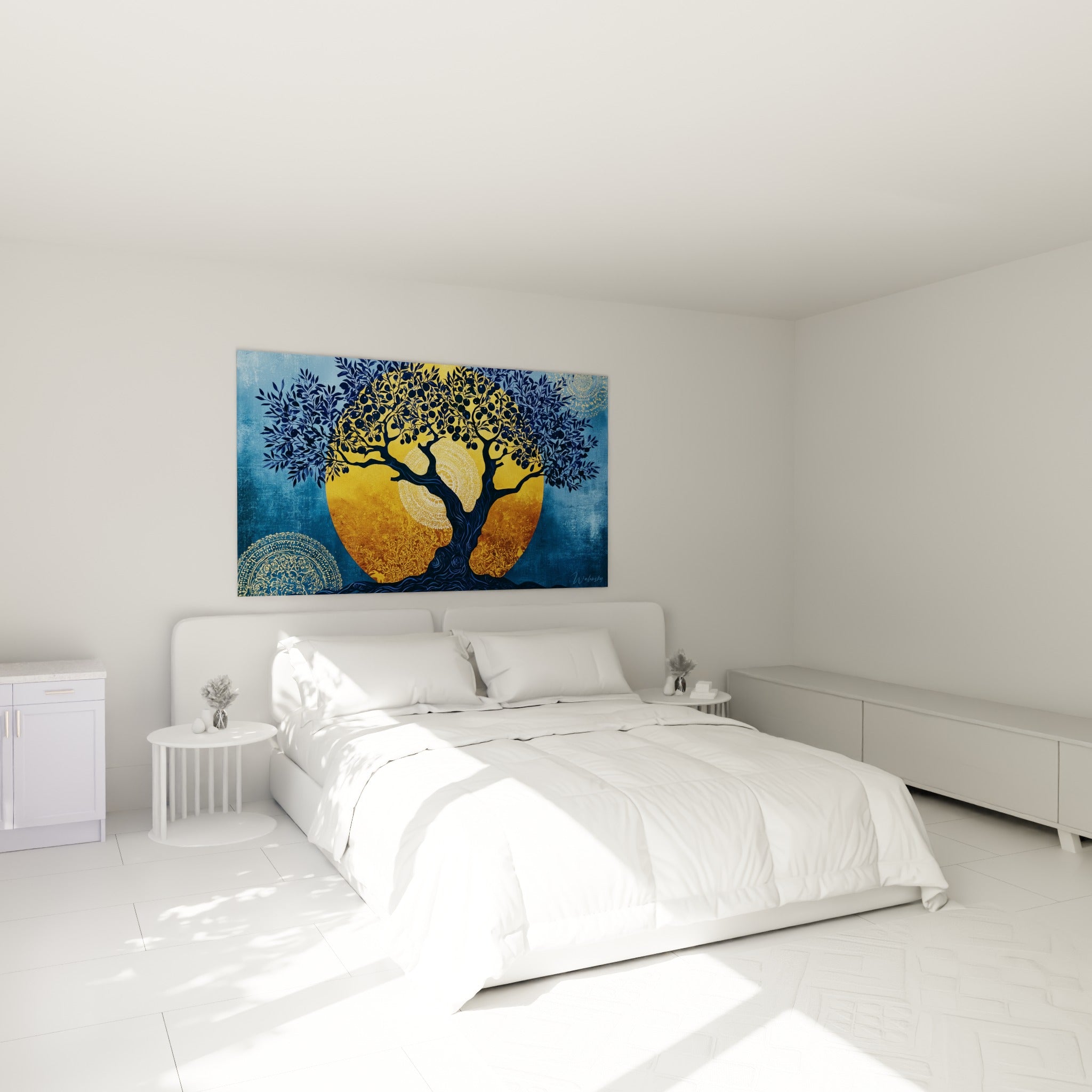 Arbre bleu marine et doré aux racines noueuses, accroché au-dessus d'un lit dans une chambre claire