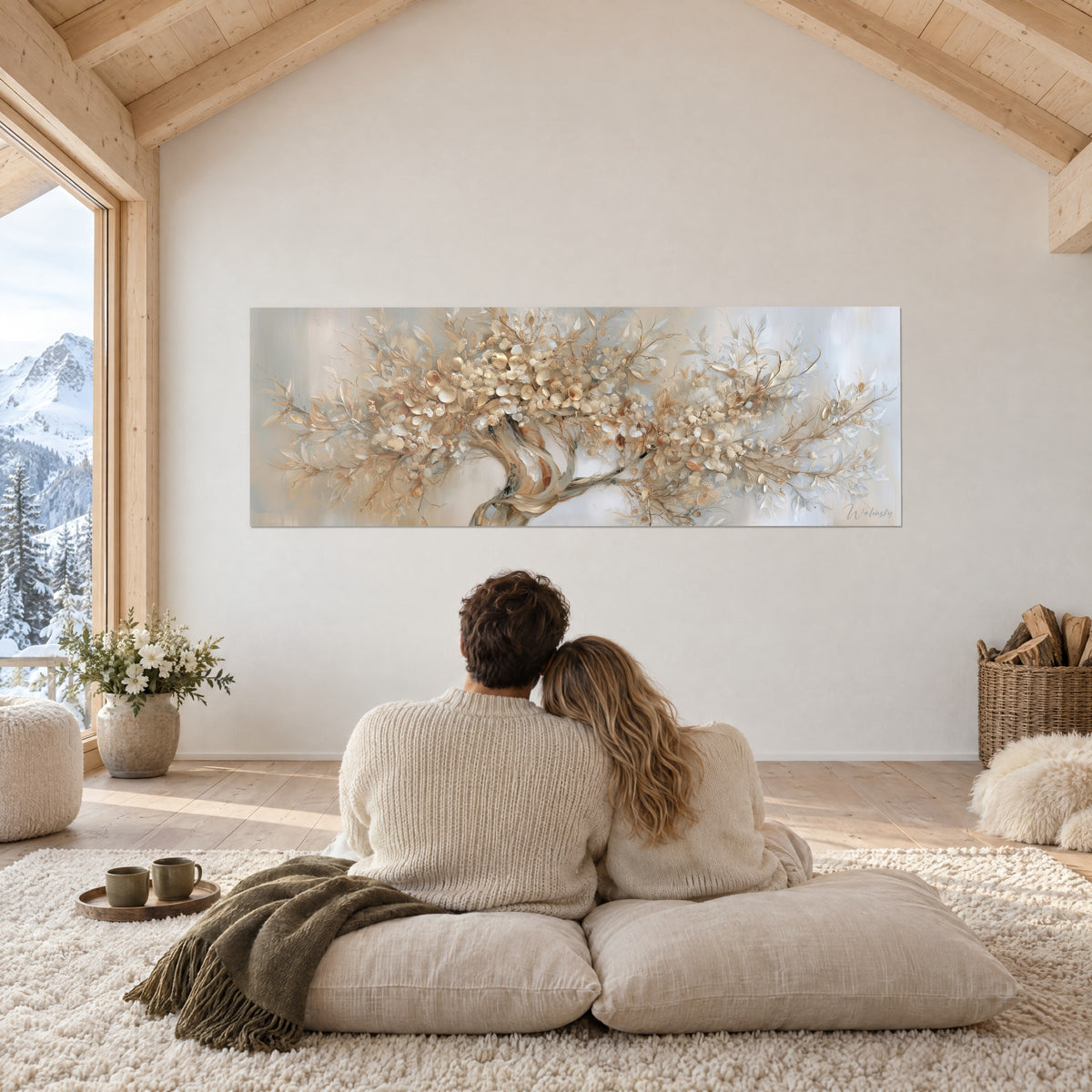 Gemälde Olivenbaum in goldbeige und cremeweißer Blüte, Paar von hinten eng umschlungen auf Kissen, unter dem Dachgebälk eines Chalets