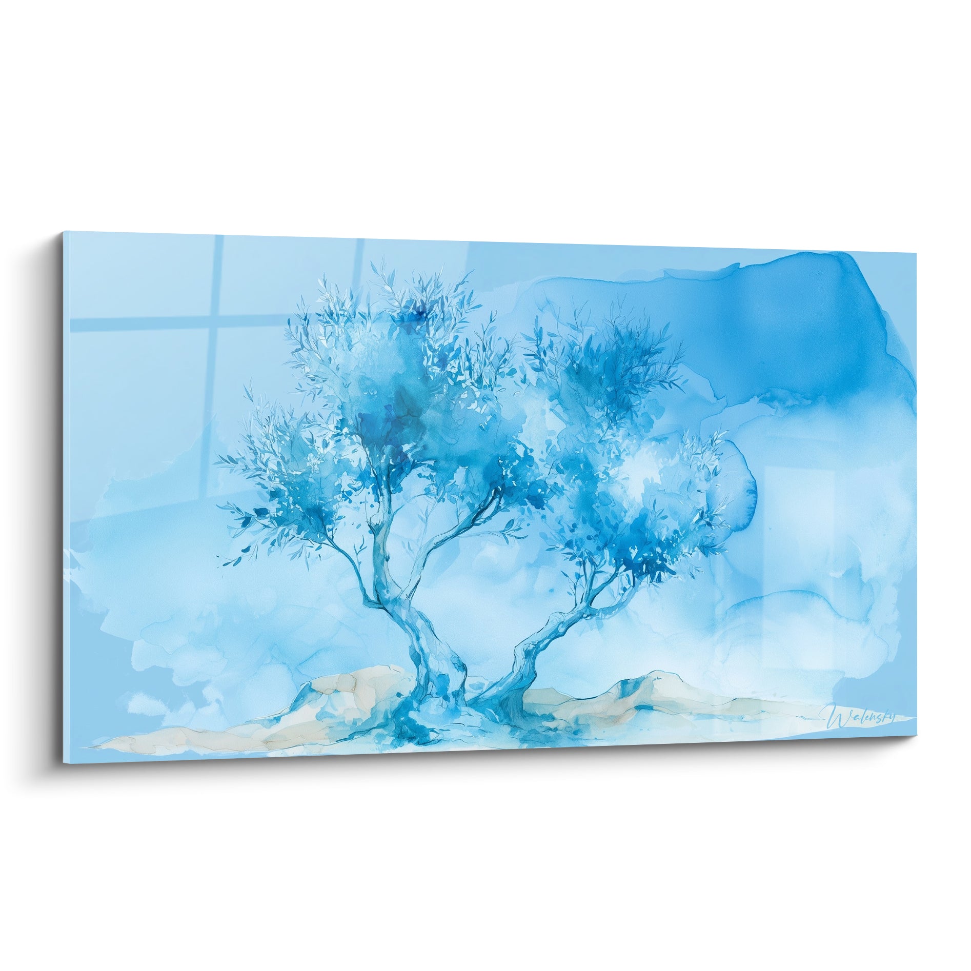 Olivier torsadé en bleu ciel et bleu marine, feuillage vaporeux façon aquarelle sur fond nuageux