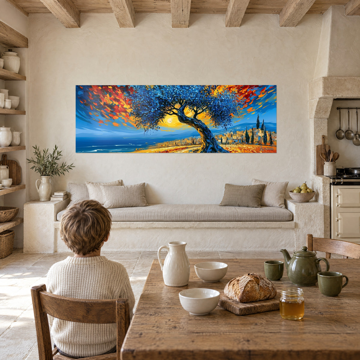 Quadro uliveto al crepuscolo, tronco contorto blu scuro, baia turchese e tetti dorati, di fronte all'angolo pranzo di una casa di campagna