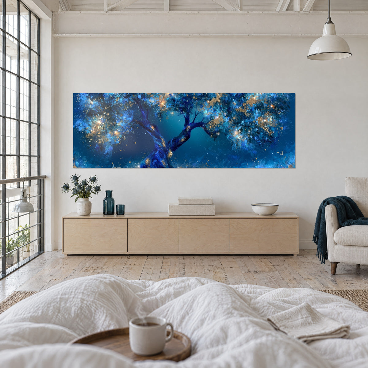 Schilderij ultramarijn olijfloof bezaaid met gouden stipjes op diep turquoise achtergrond, boven een bed in een lichte slaapkamer