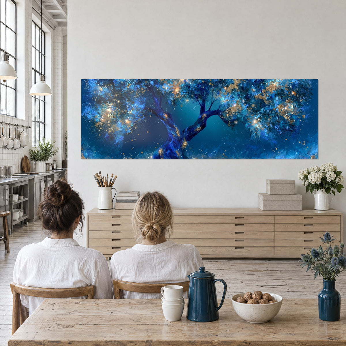 Schilderij hemelse droom, boom met saffierweerschijn en gouden nuggets, twee personen van achteren aan tafel in een kunstenaarsloft