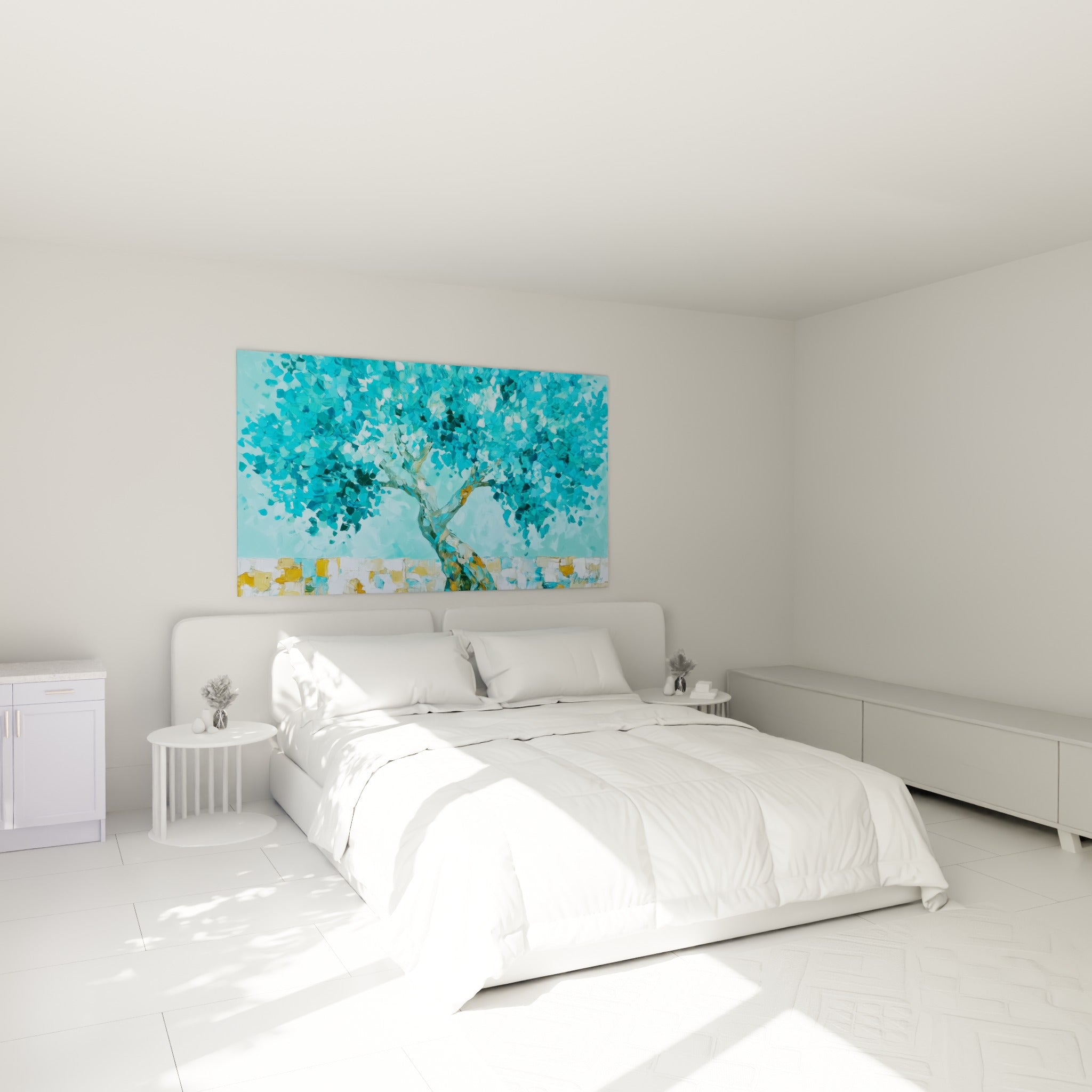 Arbre turquoise et doré aux branches sinueuses, accroché au-dessus d'un lit dans une chambre claire