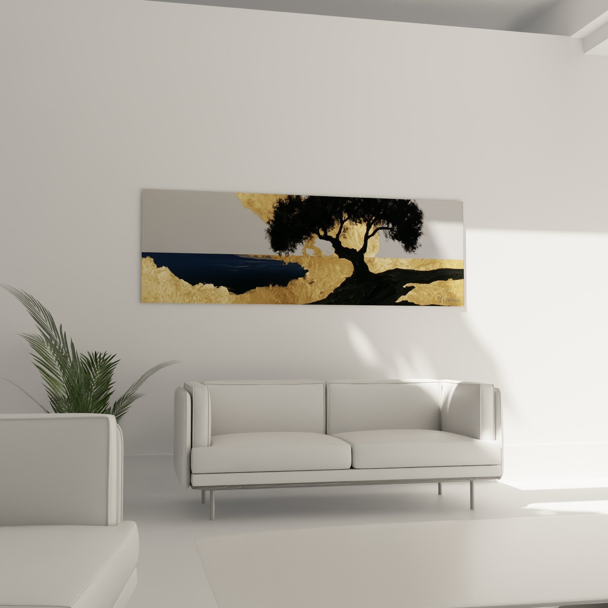 Arbre noir aux reflets dorés surplombant une crique bleu marine, au-dessus d'un canapé dans un salon lumineux