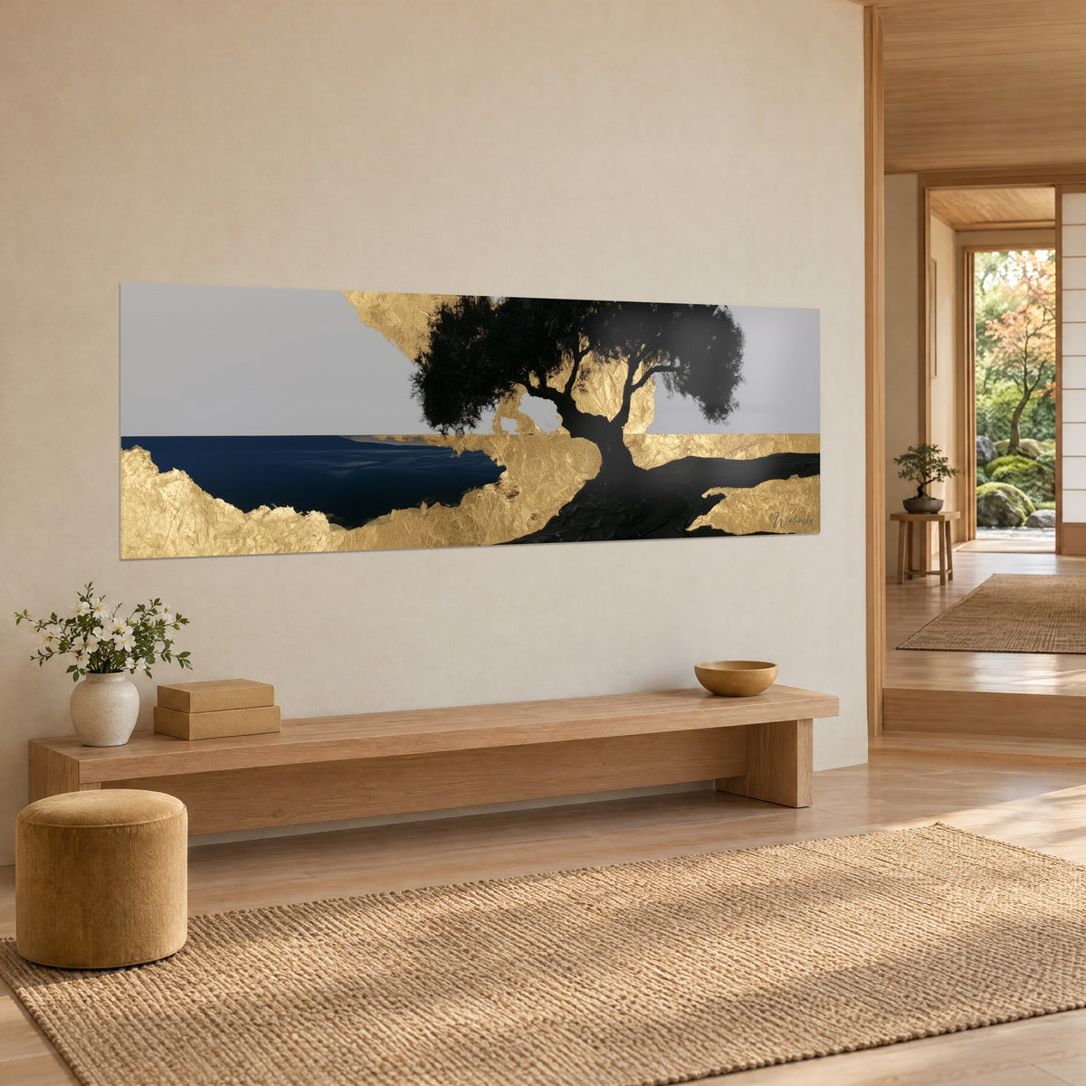 Tableau arbre tortueux de silhouette noire, ciel gris perle et falaise dorée, vu de trois-quarts dans un salon japandi