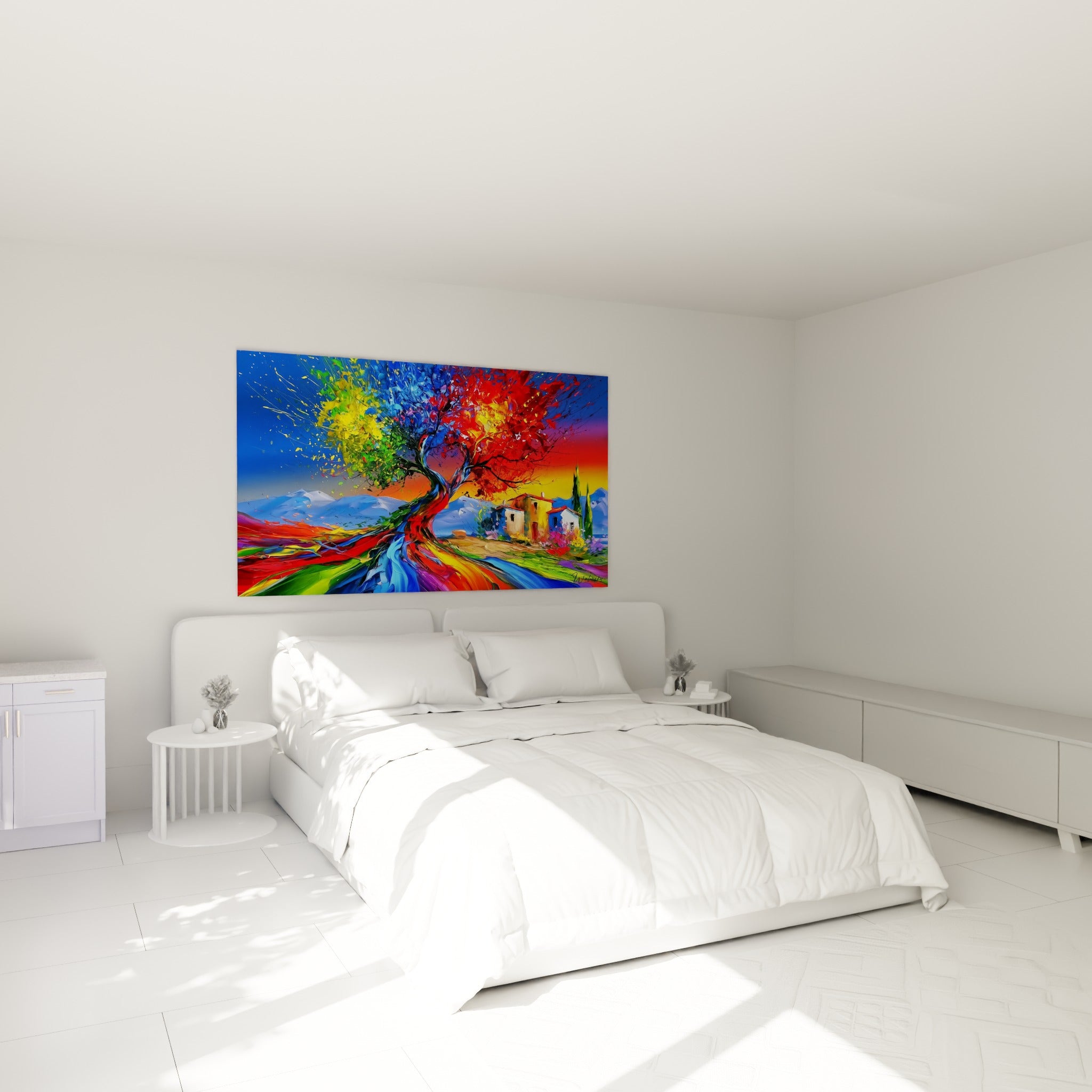 Arbre multicolore bleu et écarlate accroché au-dessus d'un lit dans une chambre claire