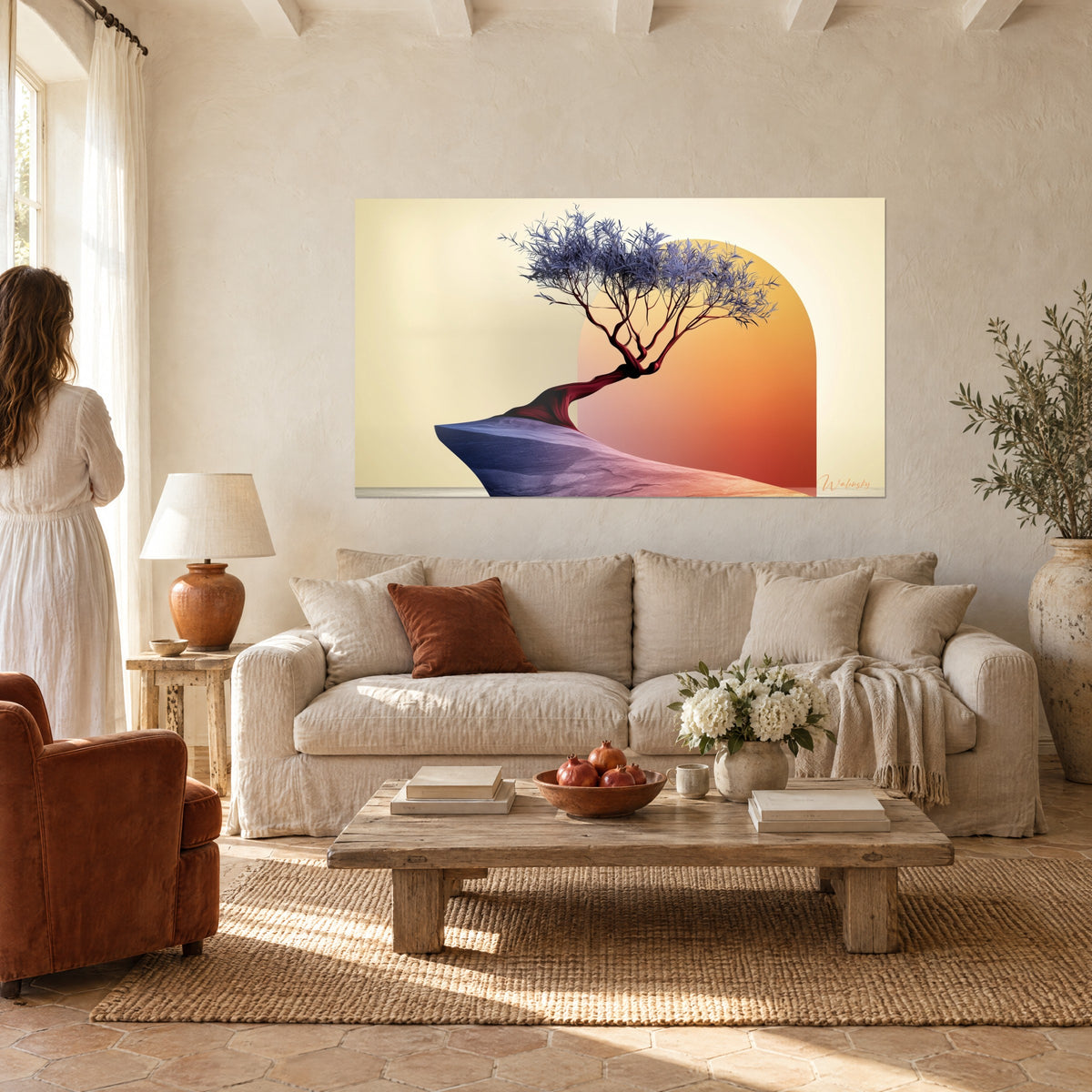 Gemälde verdrehter Olivenbaum mit lavendelblauem Laub, weinroter Stamm auf violettem Fels, orangefarbener Bogen, über einem Sofa in einem hellen Wohnzimmer